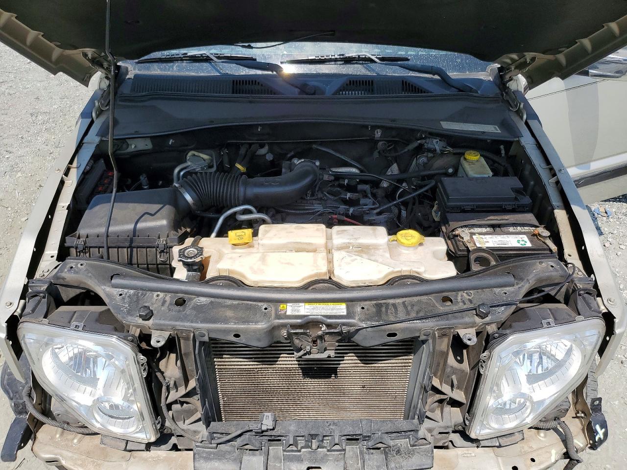 2009 Jeep Liberty Sport Cream vin: 1J8GP28K89W504634