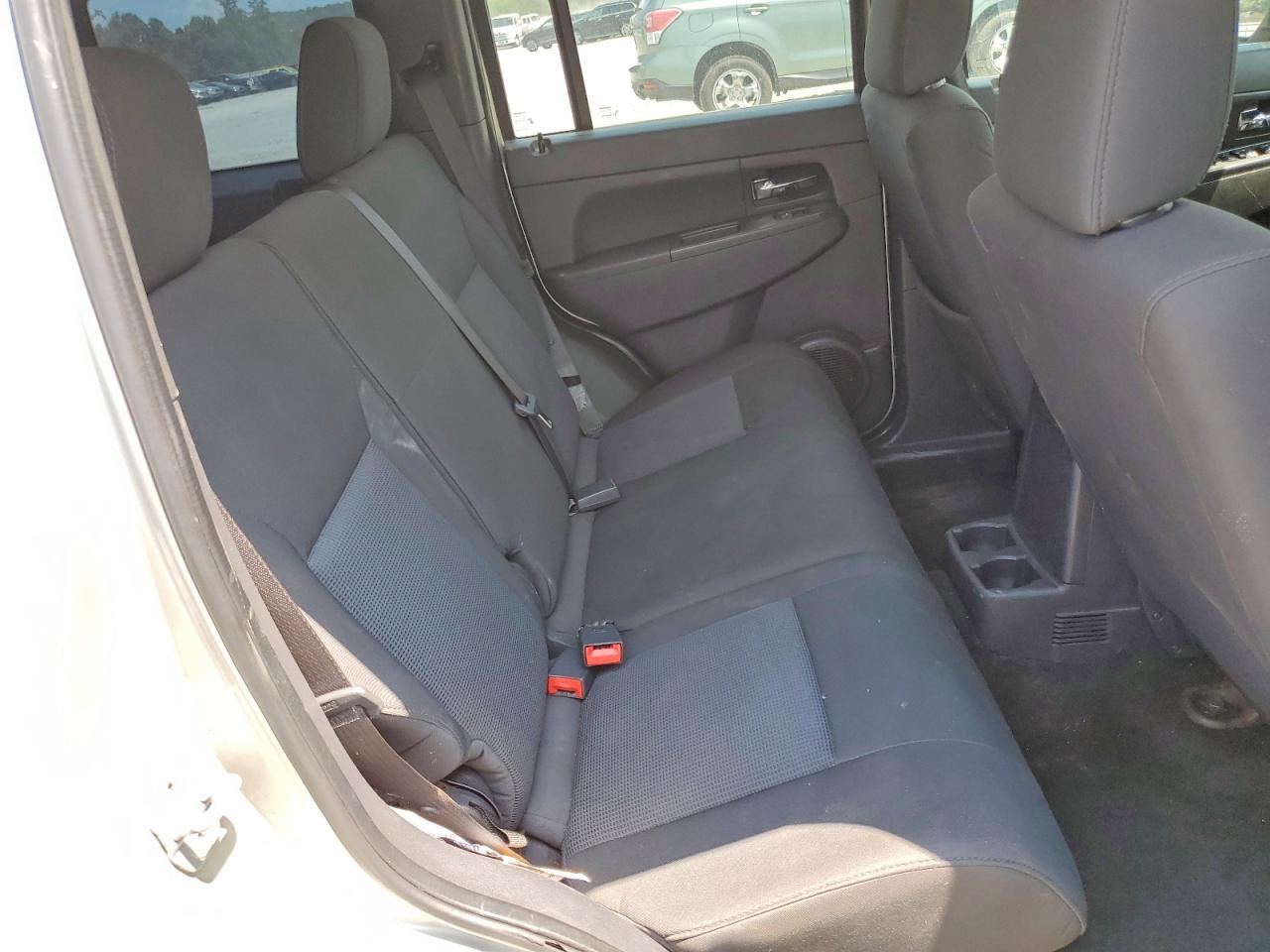2009 Jeep Liberty Sport Cream vin: 1J8GP28K89W504634