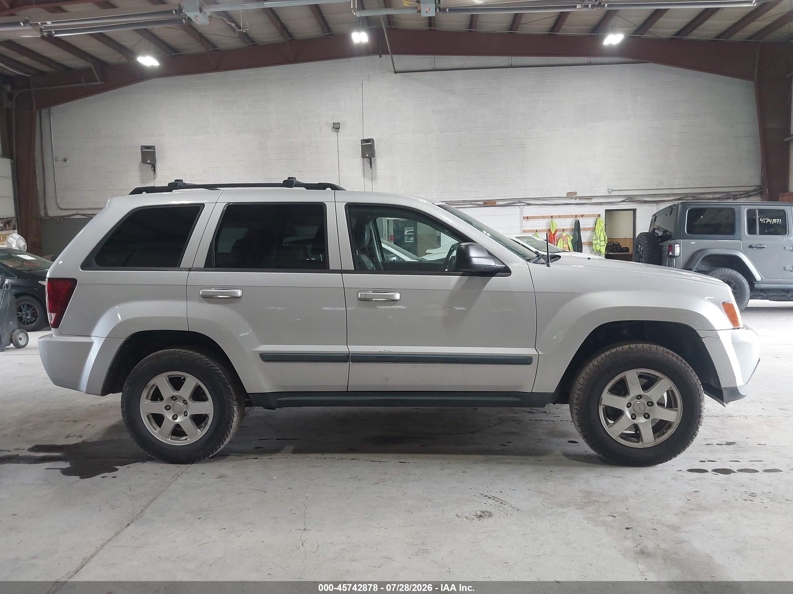 2008 Jeep Grand Cherokee Laredo Gray vin: 1J8GR48K08C226155