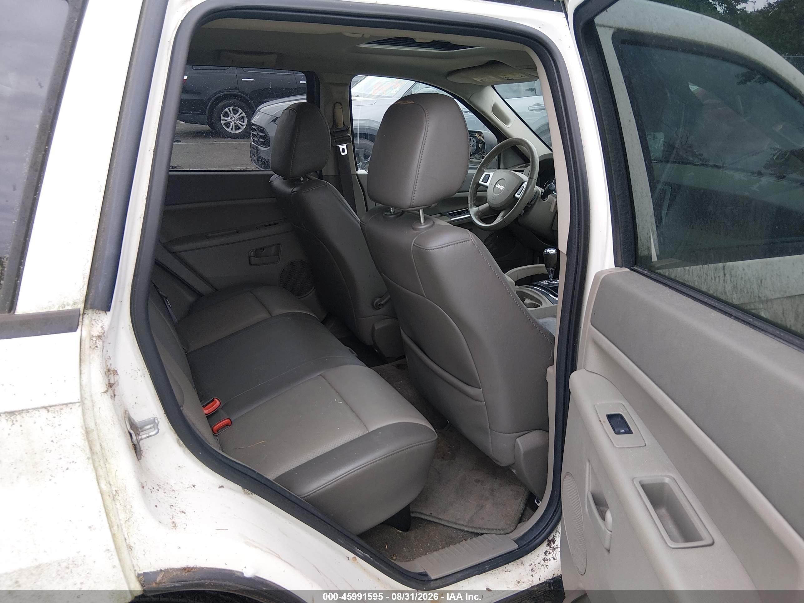2008 Jeep Grand Cherokee Laredo Белый vin: 1J8GR48K08C235079