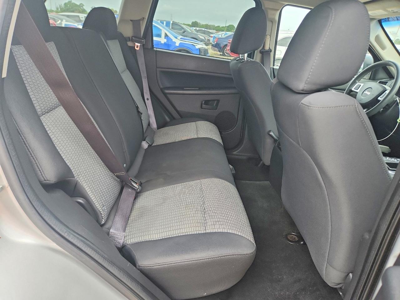 2008 Jeep Grand Cherokee Laredo Silver vin: 1J8GR48K08C244705