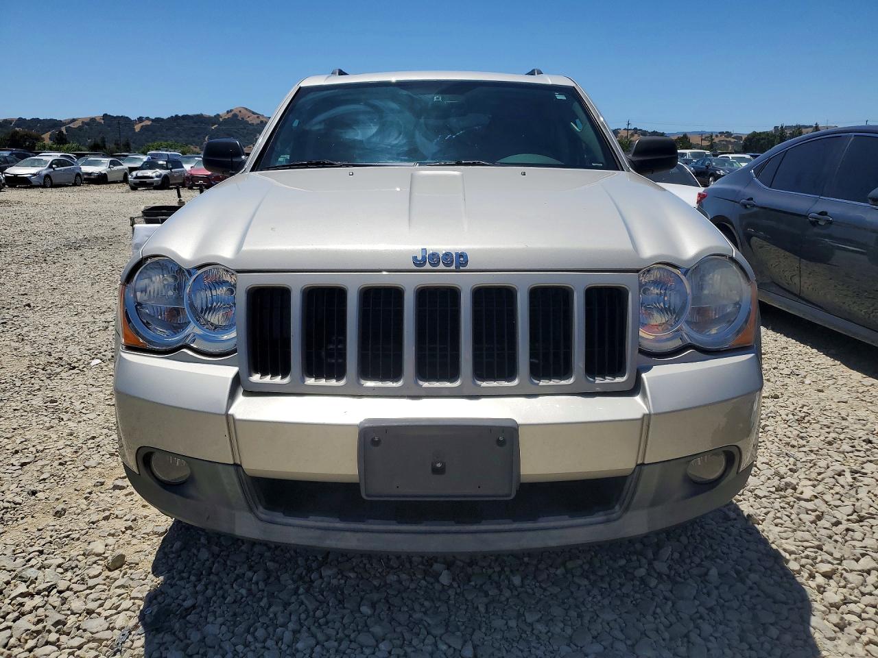 2009 Jeep Grand Cherokee Laredo Silver vin: 1J8GR48K09C555925