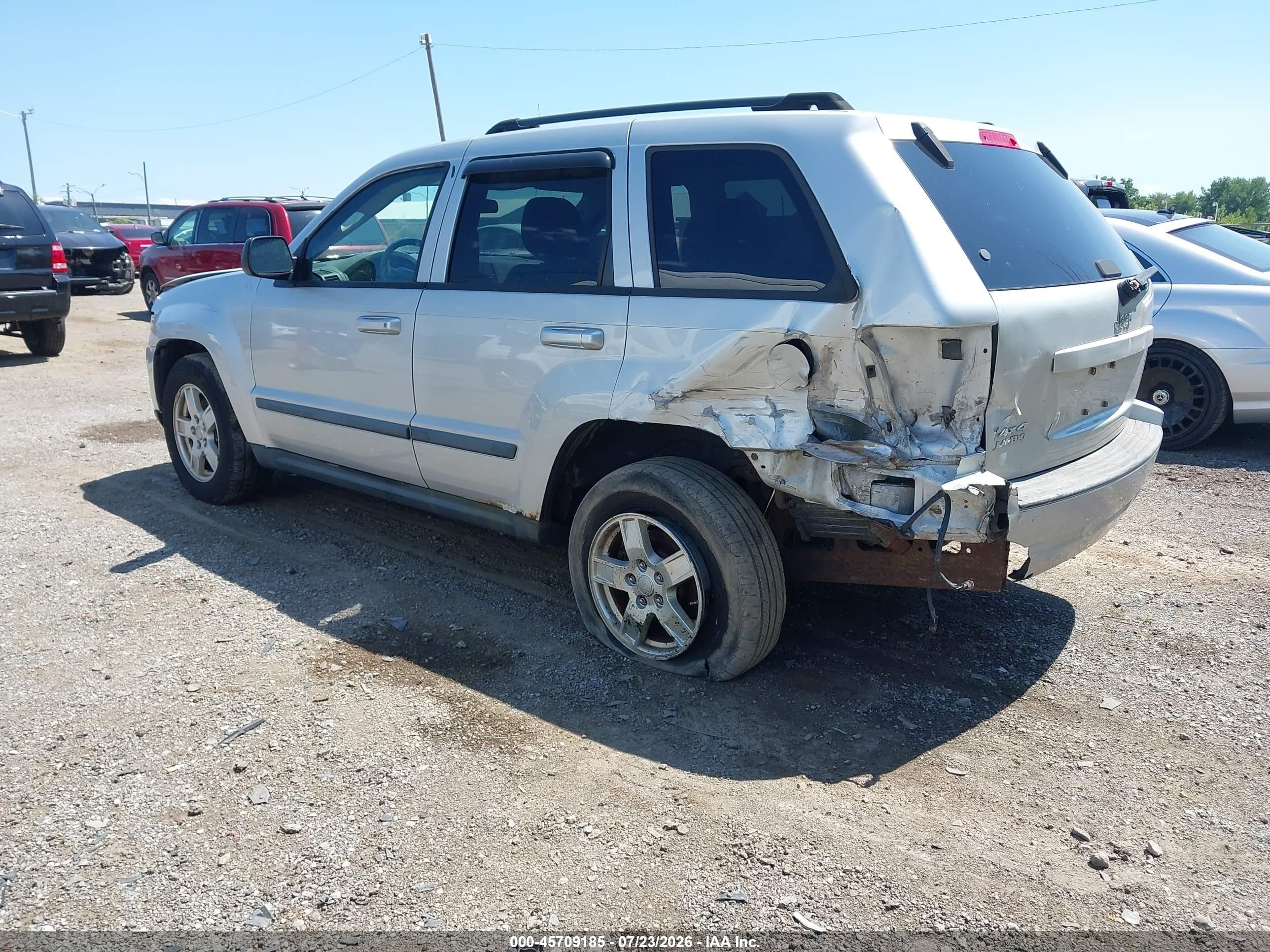 2007 Jeep Grand Cherokee Laredo Silver vin: 1J8GR48K17C567210