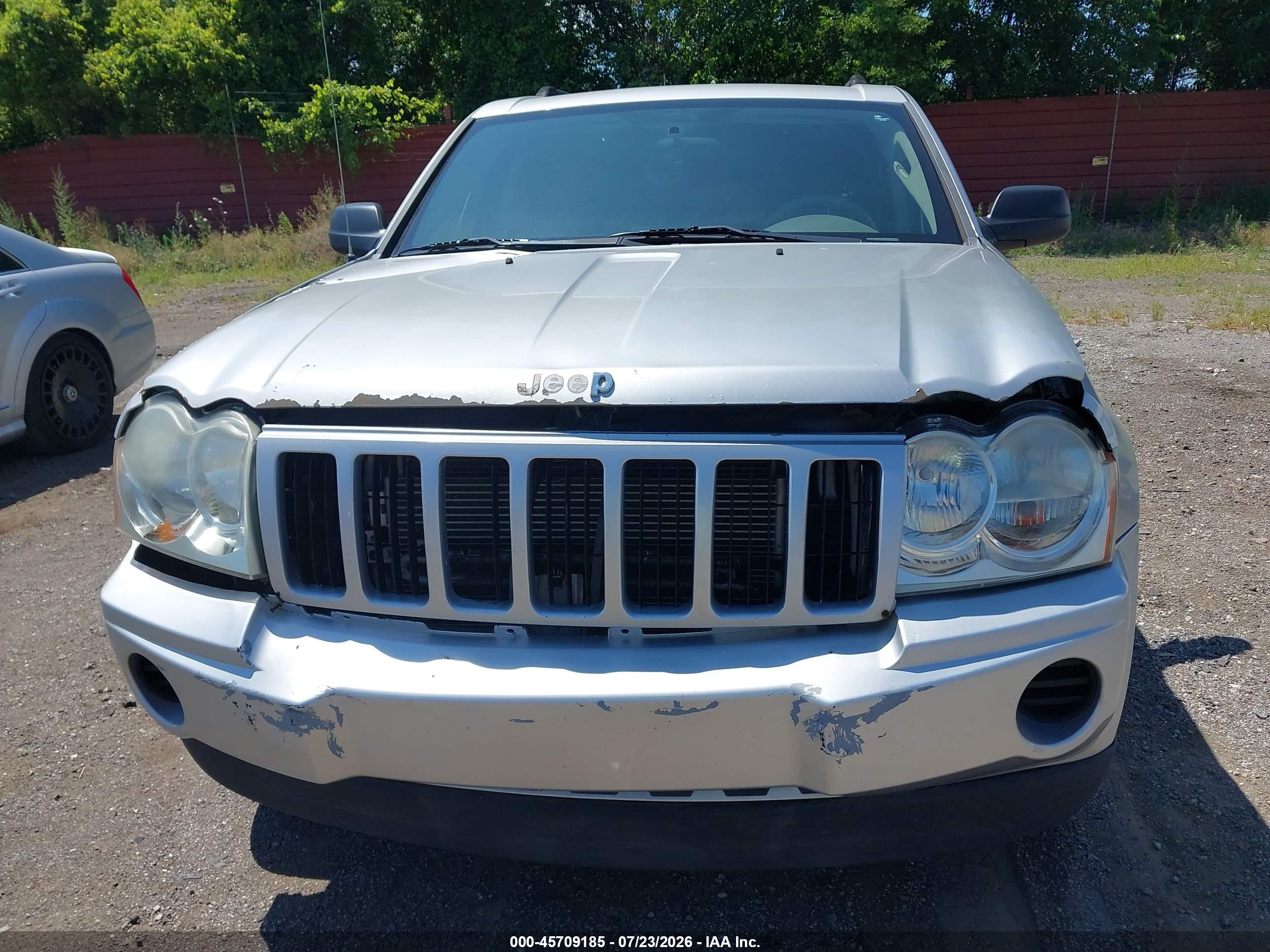 2007 Jeep Grand Cherokee Laredo Silver vin: 1J8GR48K17C567210