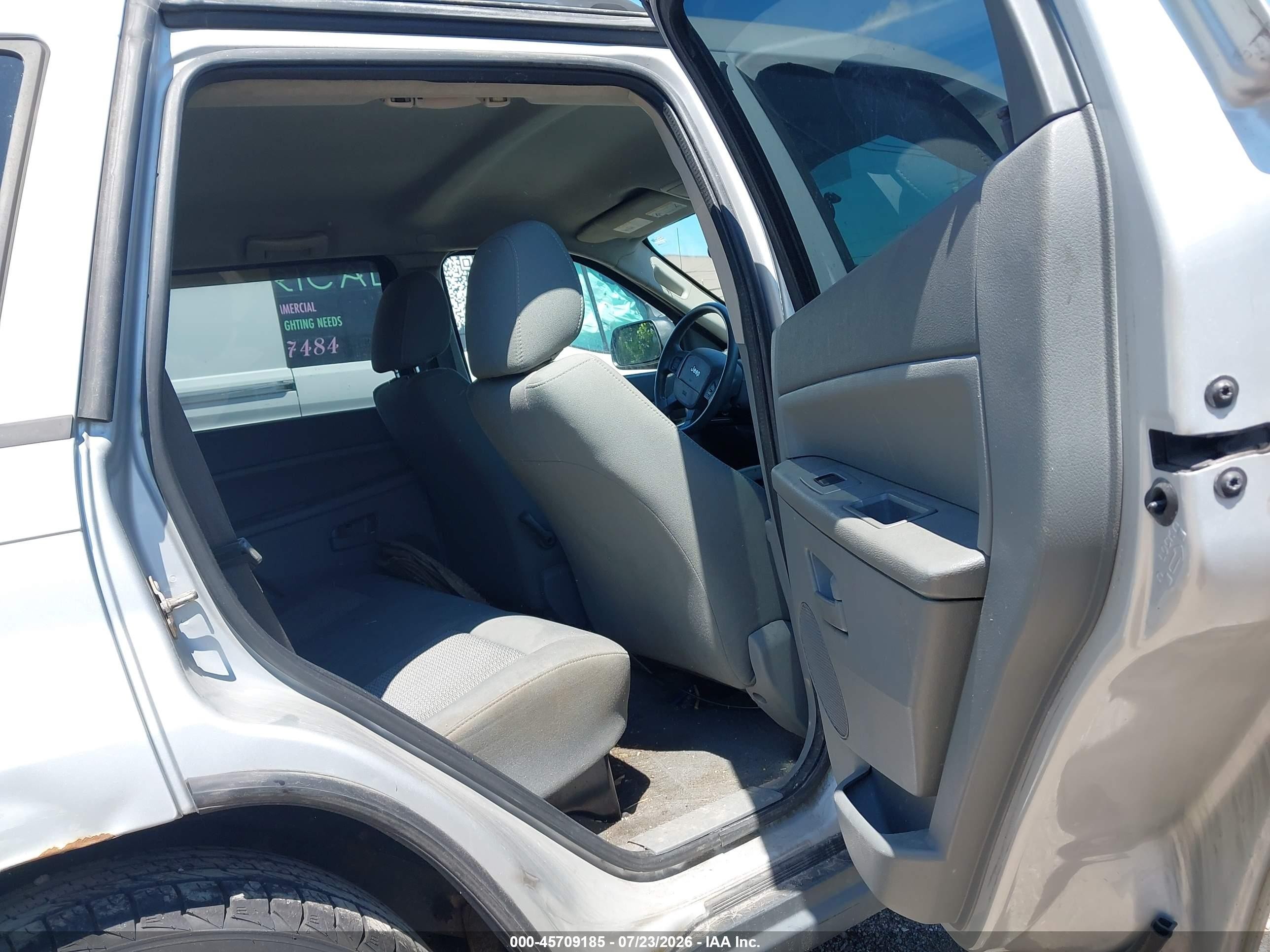 2007 Jeep Grand Cherokee Laredo Silver vin: 1J8GR48K17C567210