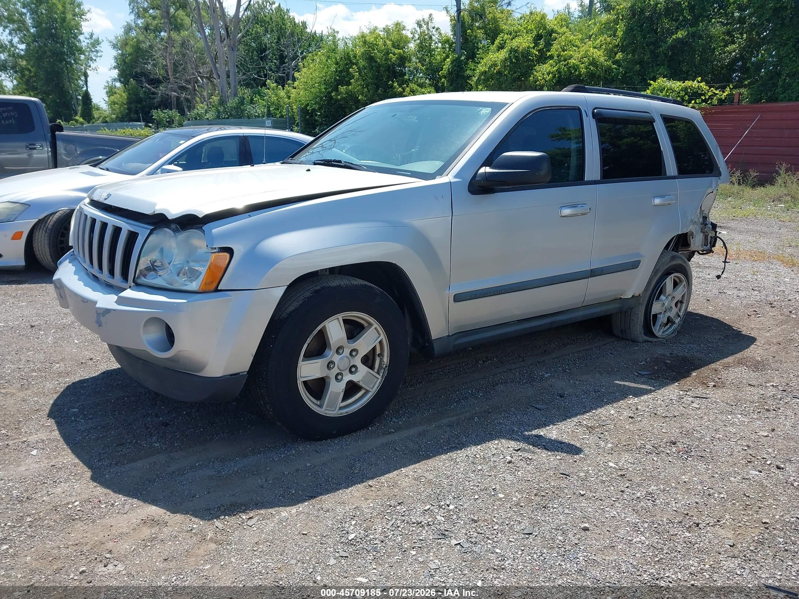 2007 Jeep Grand Cherokee Laredo Silver vin: 1J8GR48K17C567210
