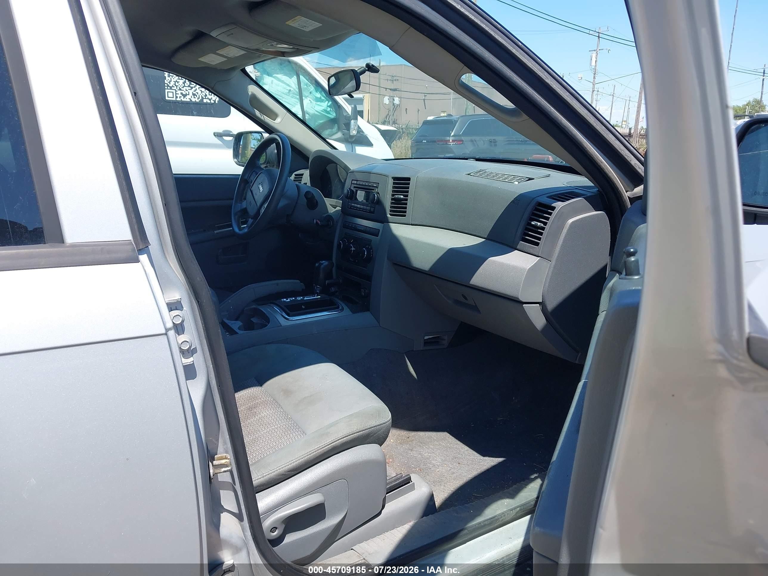 2007 Jeep Grand Cherokee Laredo Silver vin: 1J8GR48K17C567210