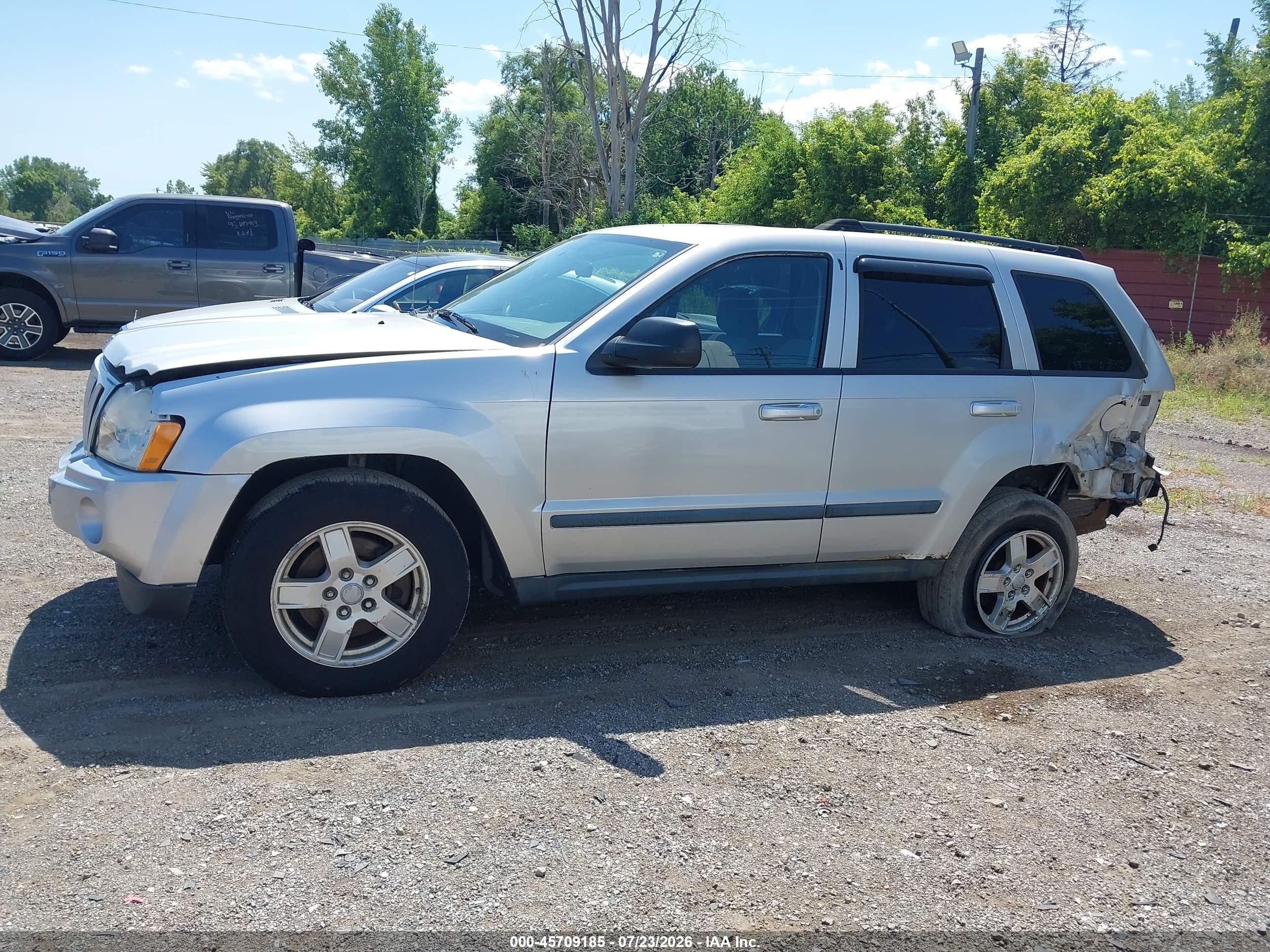 2007 Jeep Grand Cherokee Laredo Silver vin: 1J8GR48K17C567210
