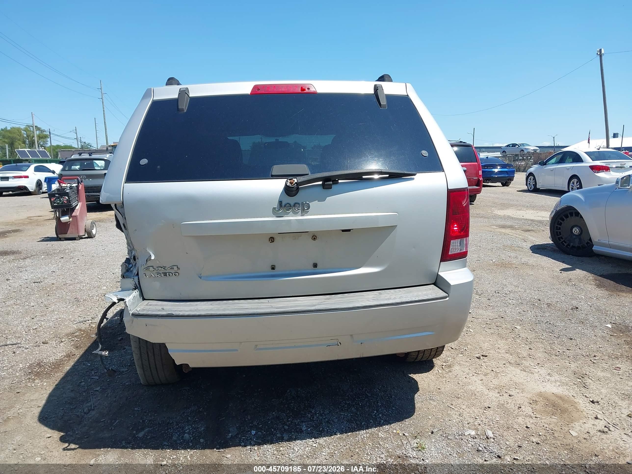 2007 Jeep Grand Cherokee Laredo Silver vin: 1J8GR48K17C567210