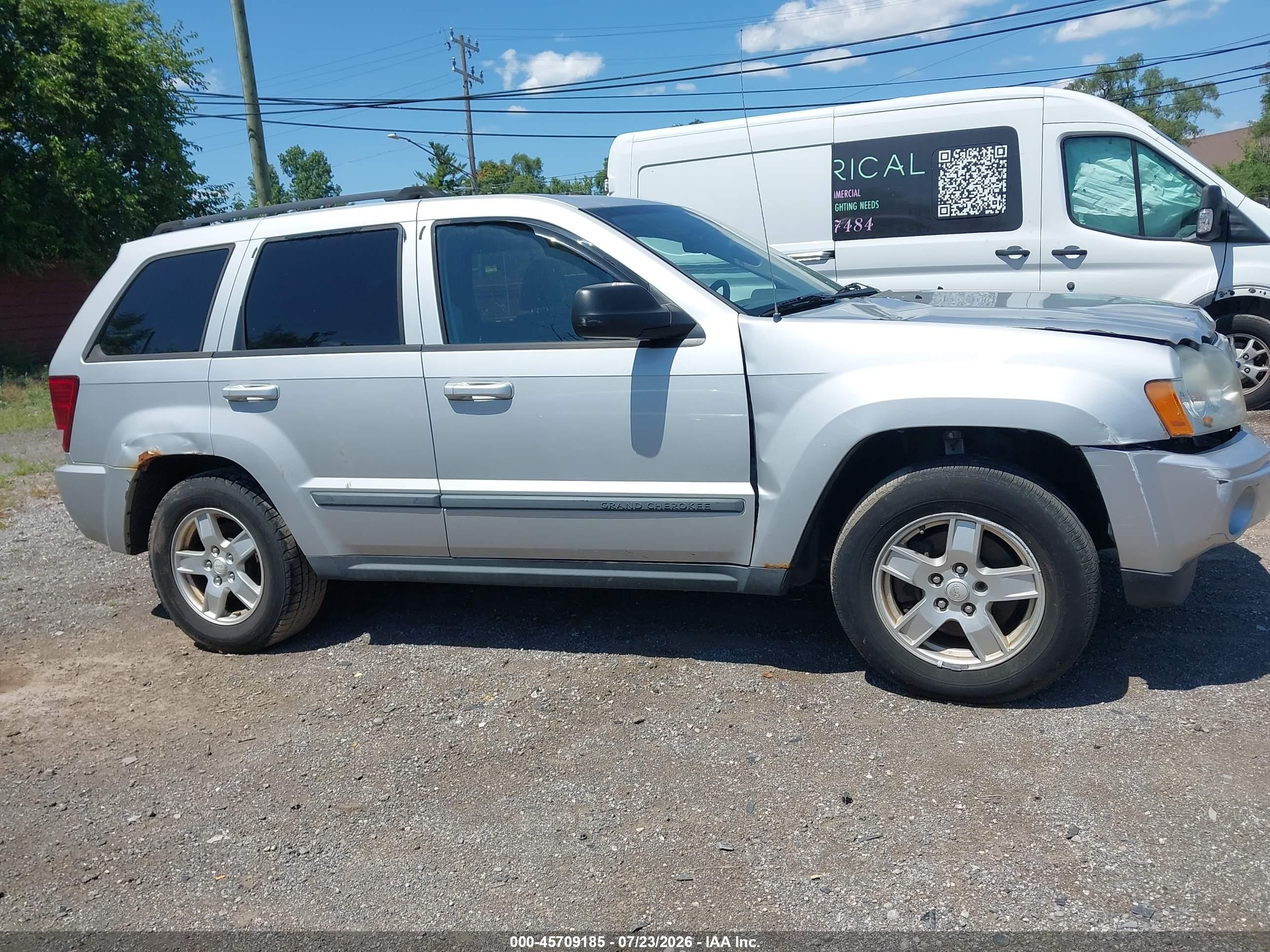 2007 Jeep Grand Cherokee Laredo Silver vin: 1J8GR48K17C567210