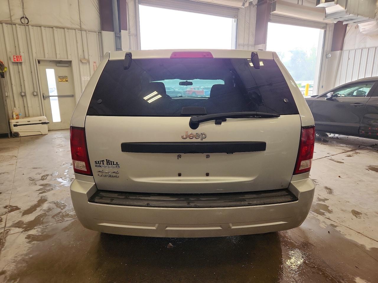 2008 Jeep Grand Cherokee Laredo Silver vin: 1J8GR48K18C157332
