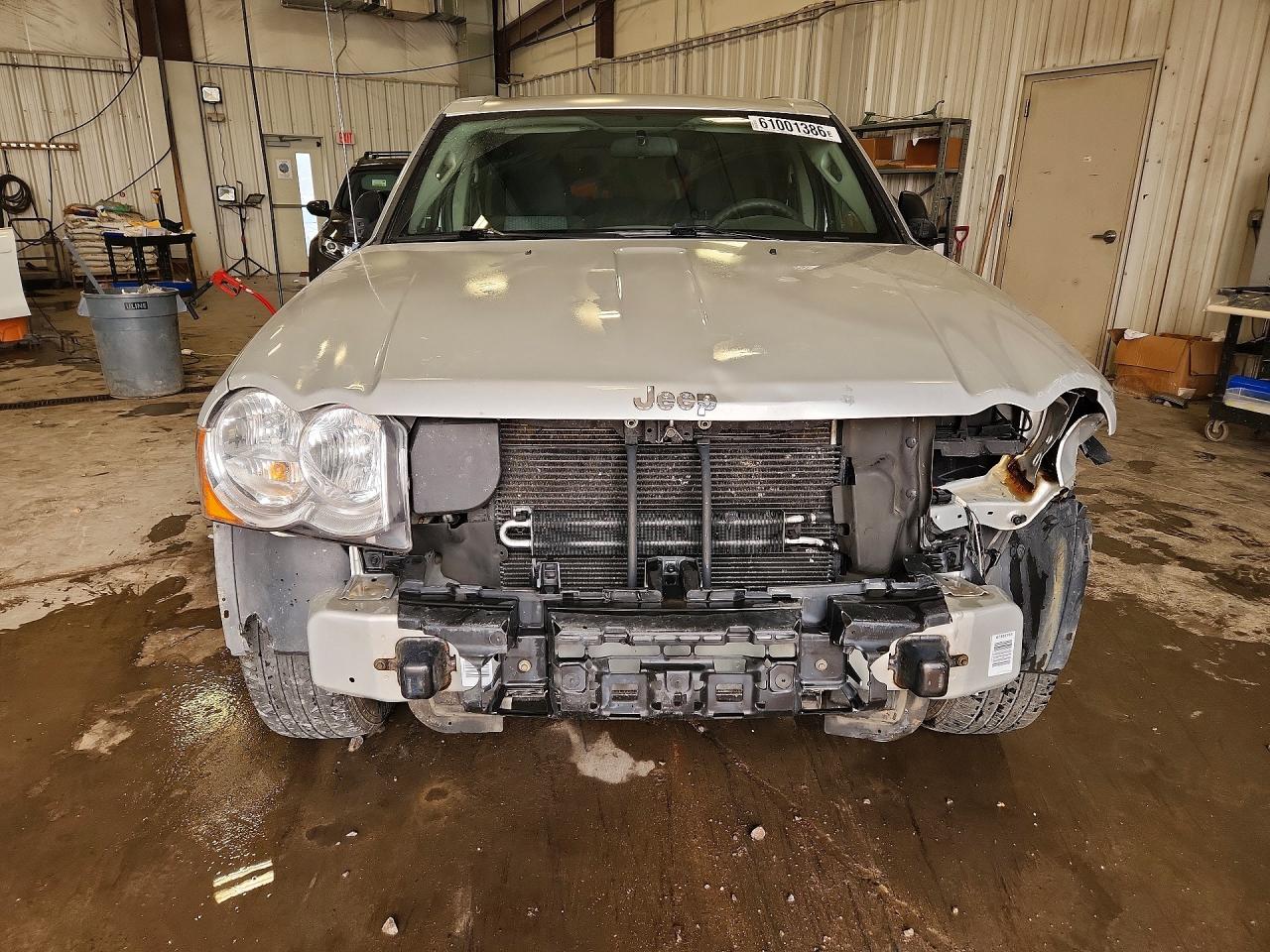 2008 Jeep Grand Cherokee Laredo Silver vin: 1J8GR48K18C157332