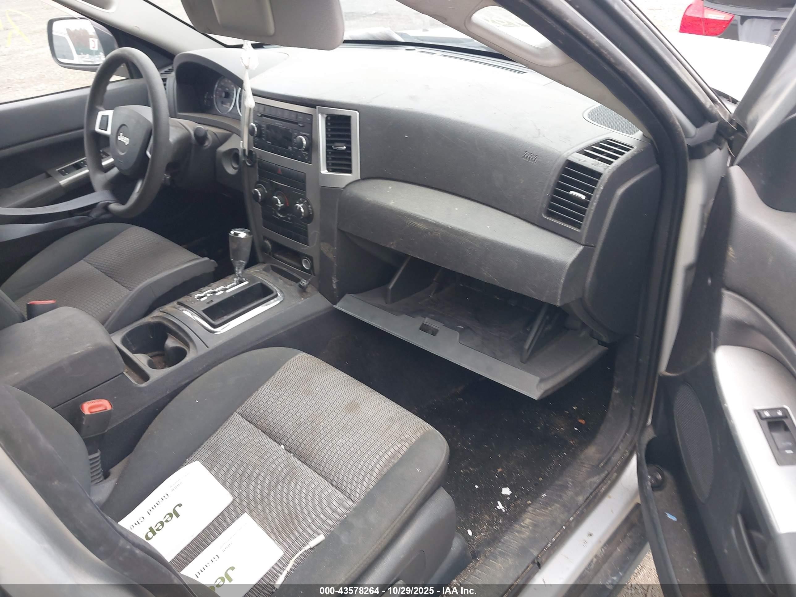 2008 Jeep Grand Cherokee Laredo Gray vin: 1J8GR48K18C185082