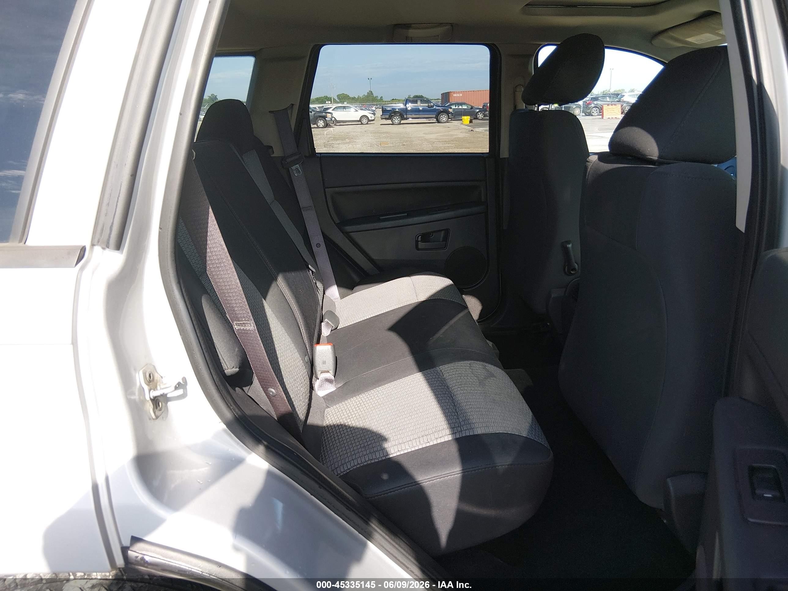 2008 Jeep Grand Cherokee Laredo Silver vin: 1J8GR48K28C247024