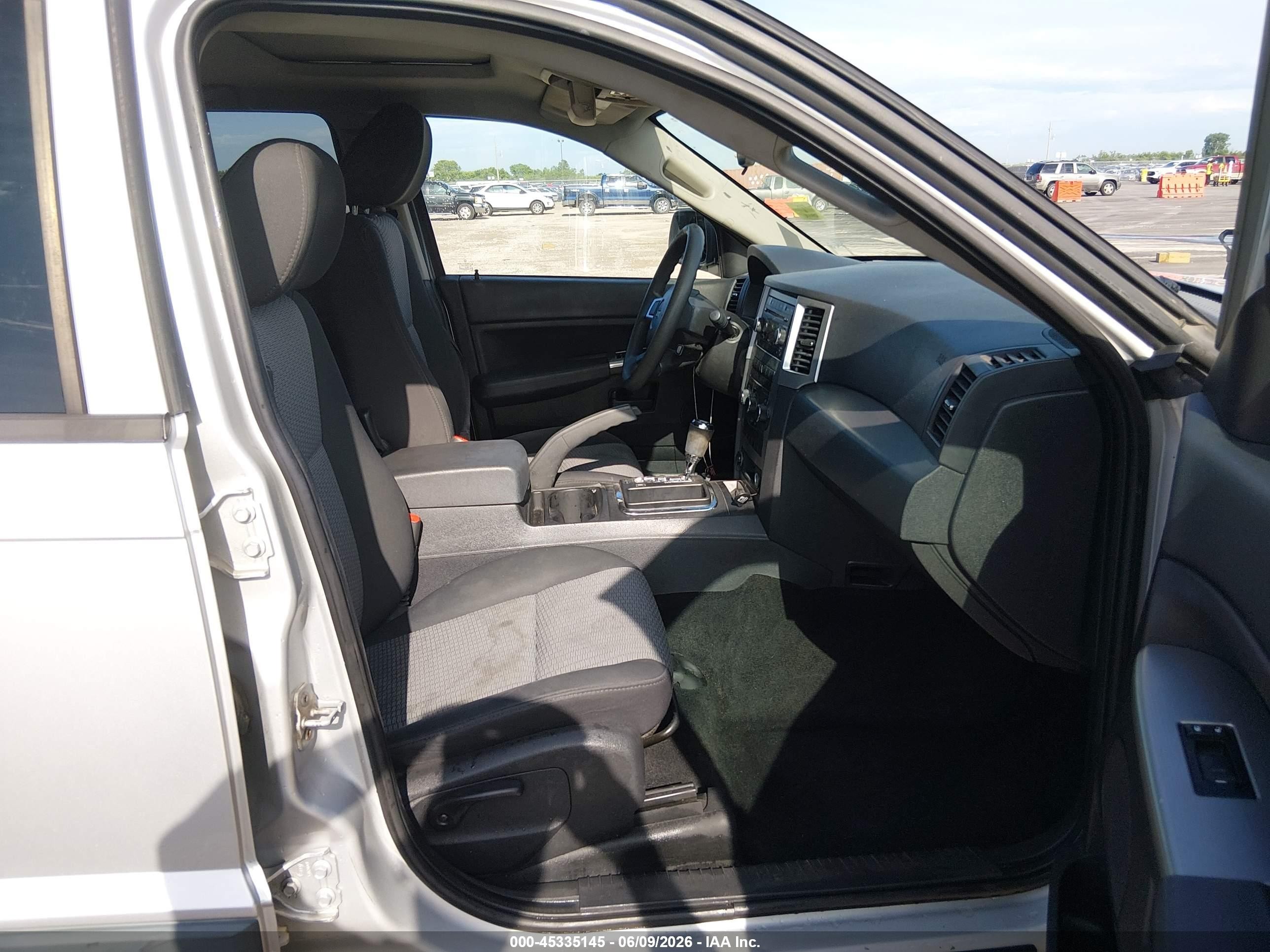 2008 Jeep Grand Cherokee Laredo Silver vin: 1J8GR48K28C247024