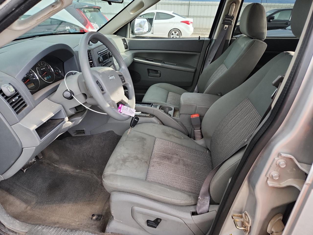 2007 Jeep Grand Cherokee Laredo Silver vin: 1J8GR48K37C617329