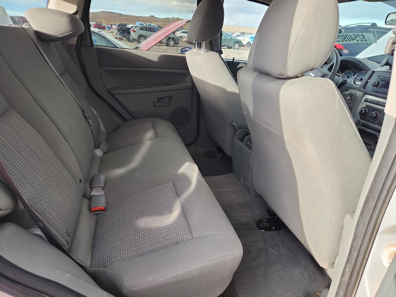 2007 Jeep Grand Cherokee Laredo Silver vin: 1J8GR48K37C617329