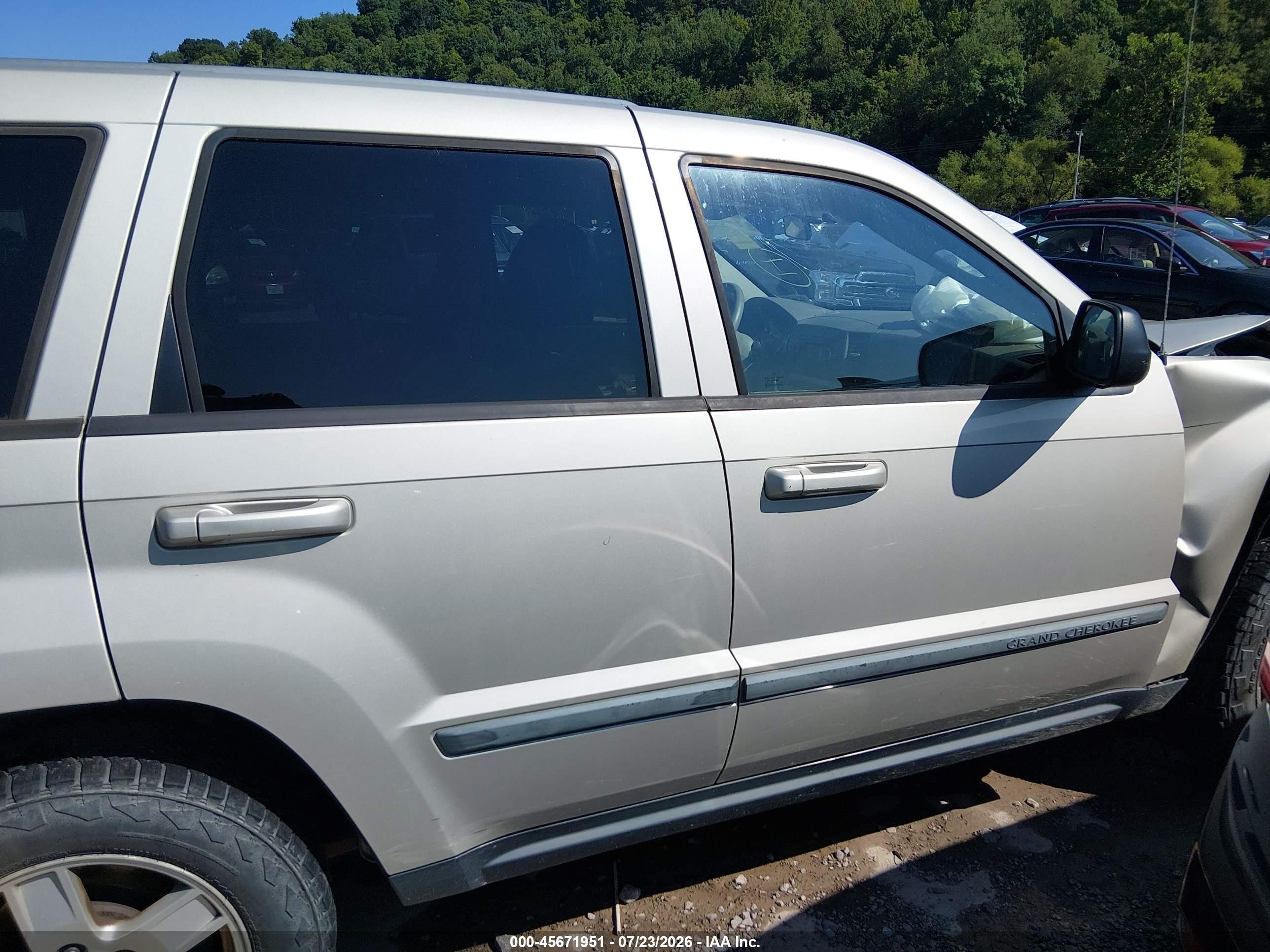 2007 Jeep Grand Cherokee Laredo Серебряный vin: 1J8GR48K37C624782