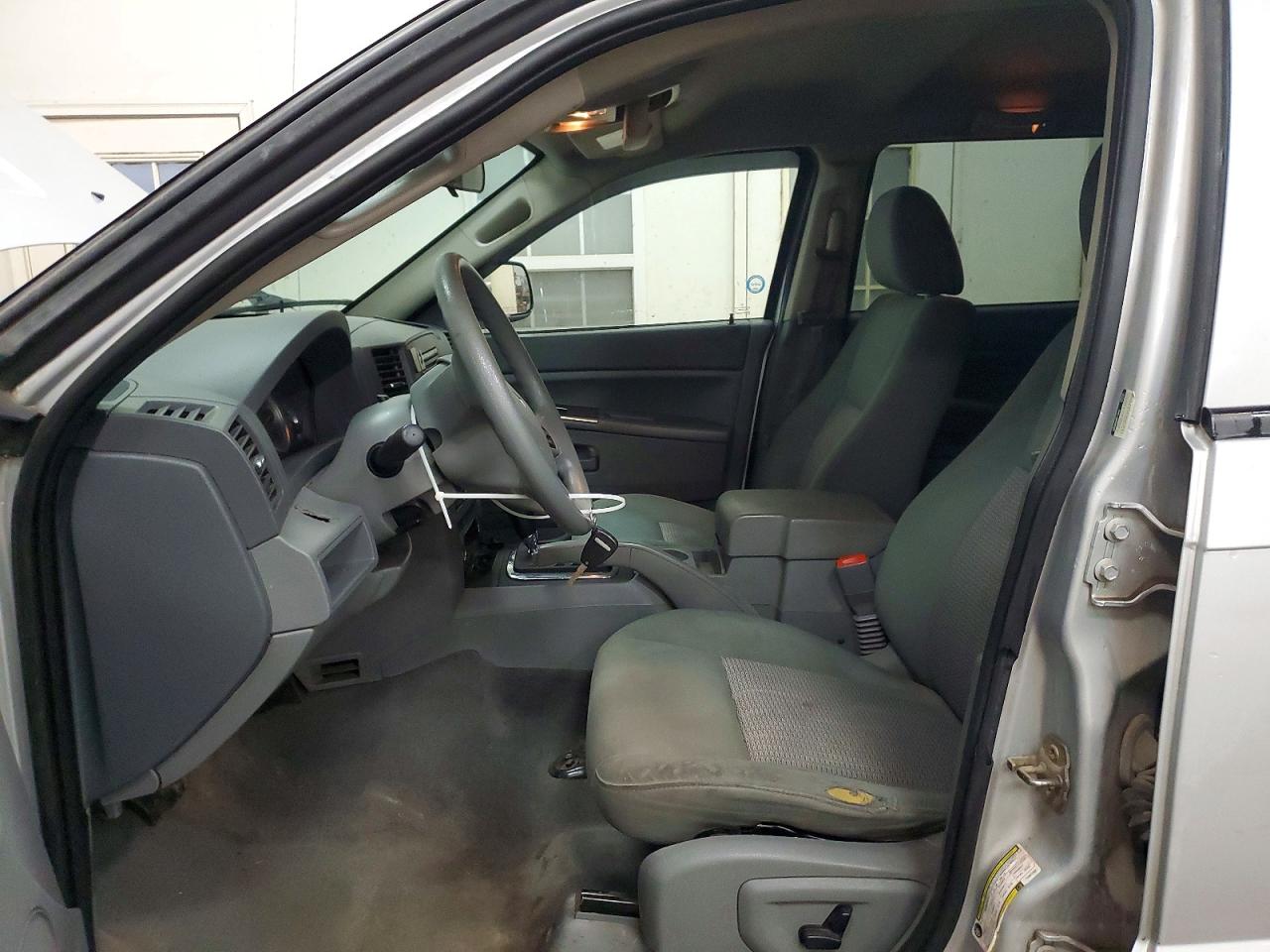 2007 Jeep Grand Cherokee Laredo Silver vin: 1J8GR48K37C651433