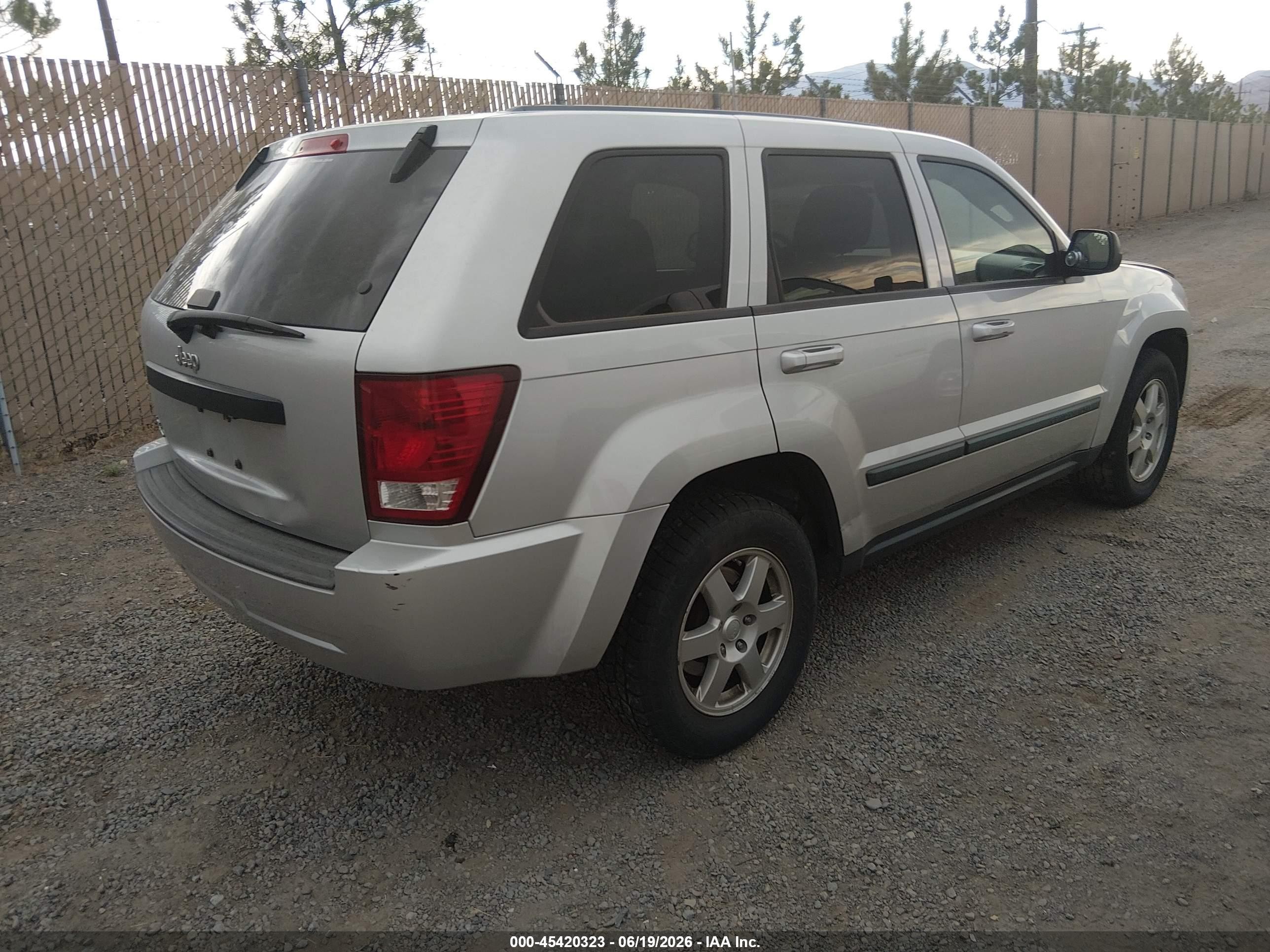2008 Jeep Grand Cherokee Laredo Silver vin: 1J8GR48K38C225694