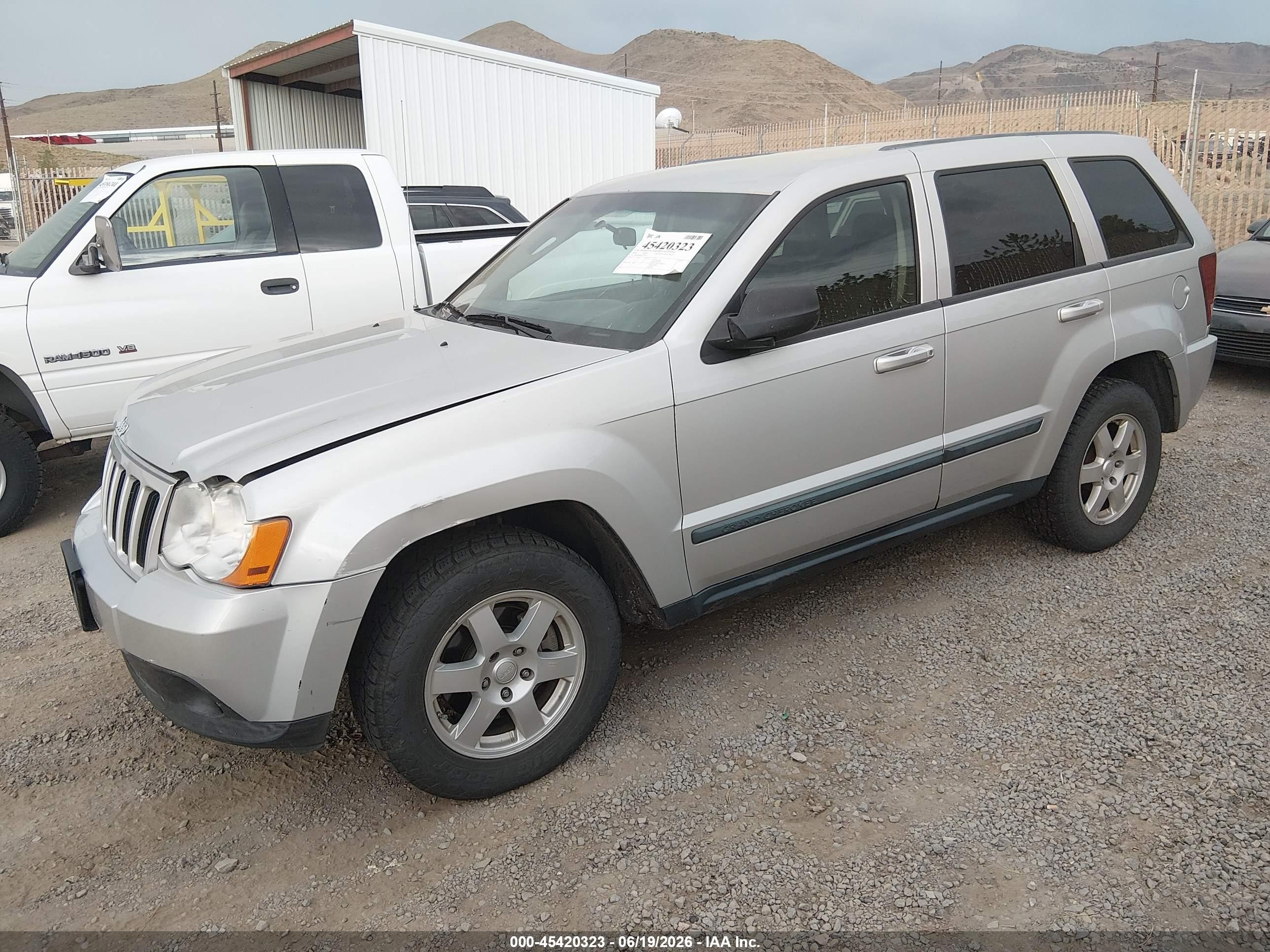 2008 Jeep Grand Cherokee Laredo Silver vin: 1J8GR48K38C225694