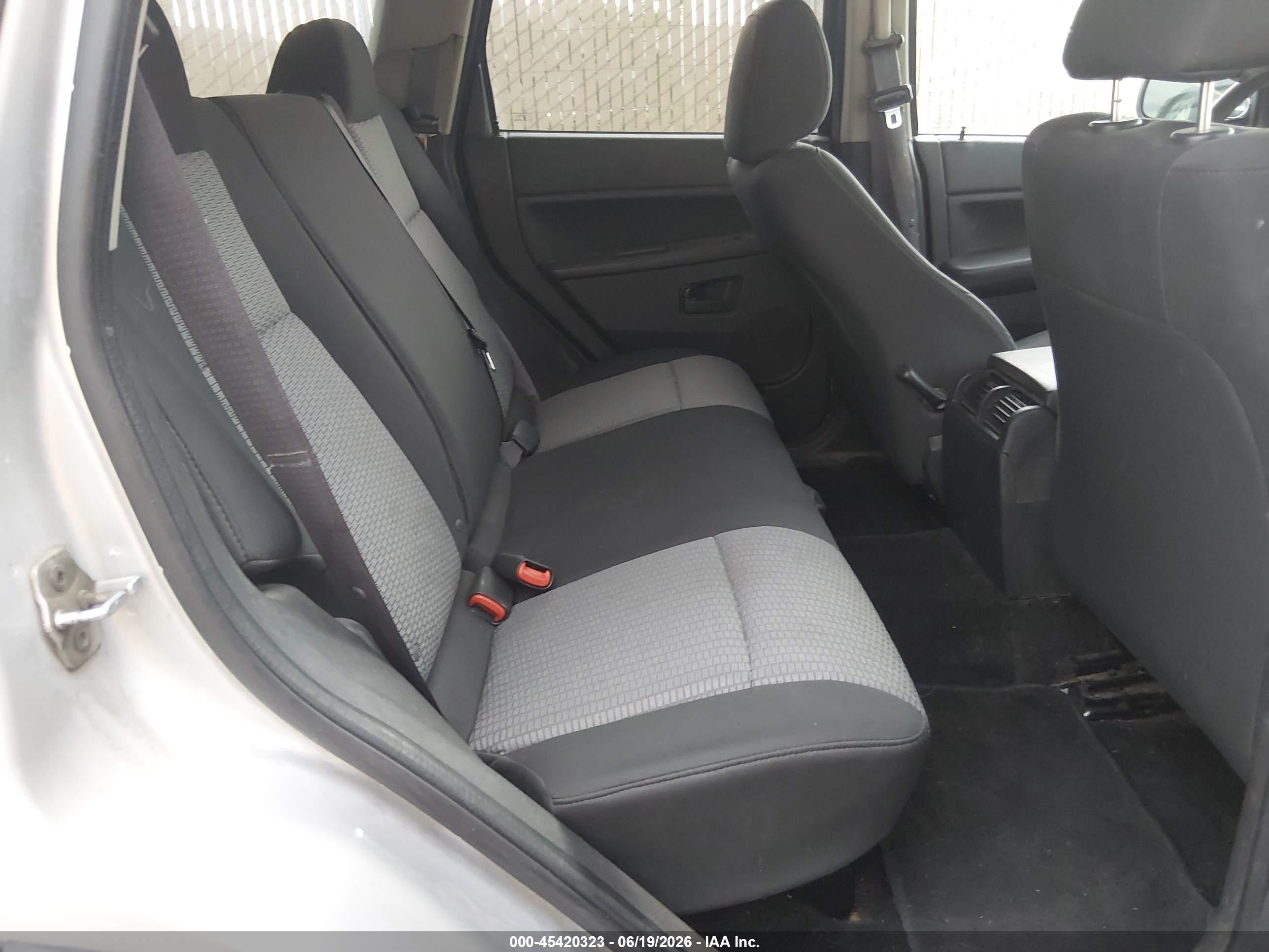 2008 Jeep Grand Cherokee Laredo Silver vin: 1J8GR48K38C225694