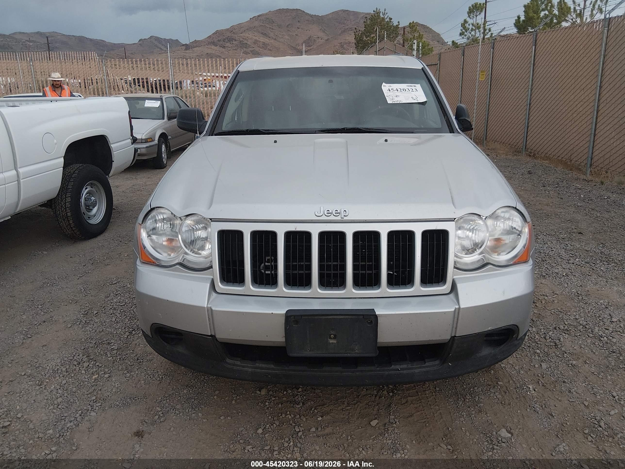 2008 Jeep Grand Cherokee Laredo Silver vin: 1J8GR48K38C225694