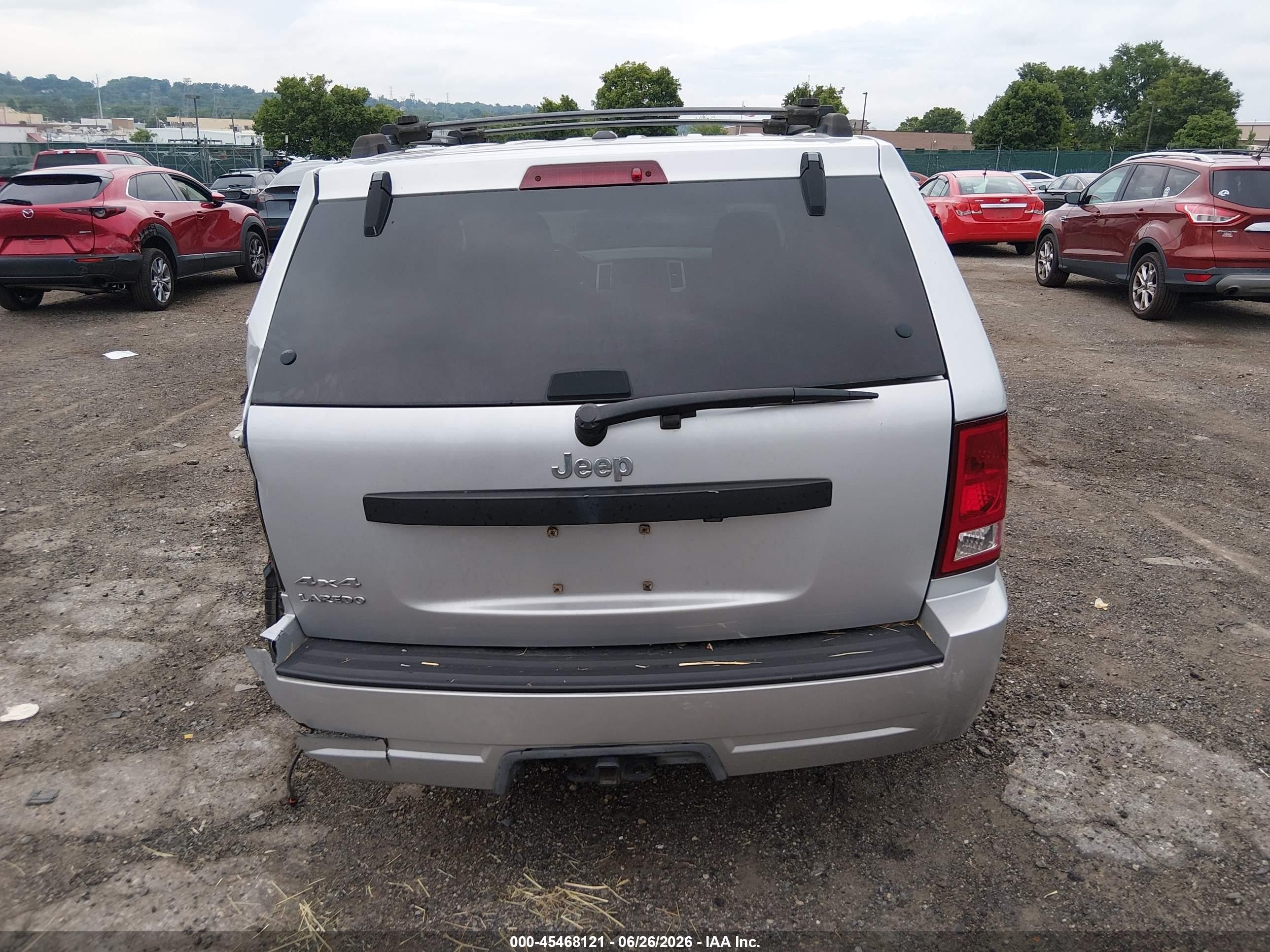 2009 Jeep Grand Cherokee Laredo Silver vin: 1J8GR48K39C553781