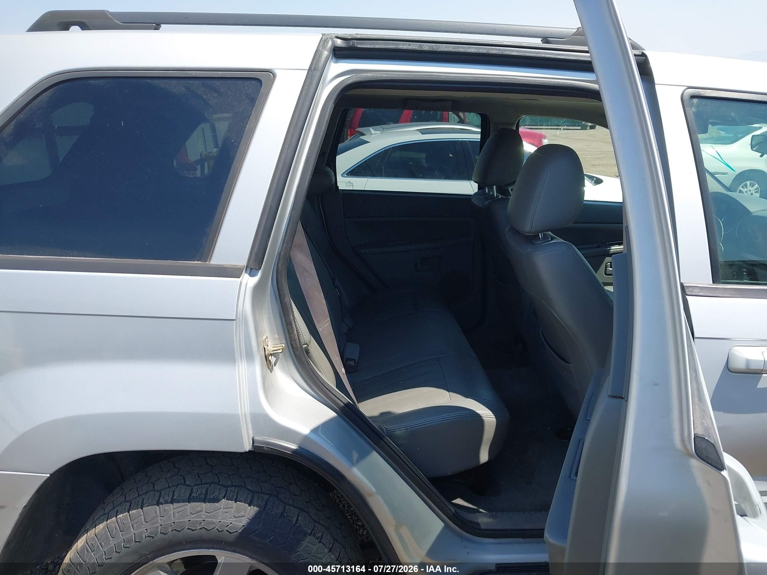 2007 Jeep Grand Cherokee Laredo Silver vin: 1J8GR48K47C560672