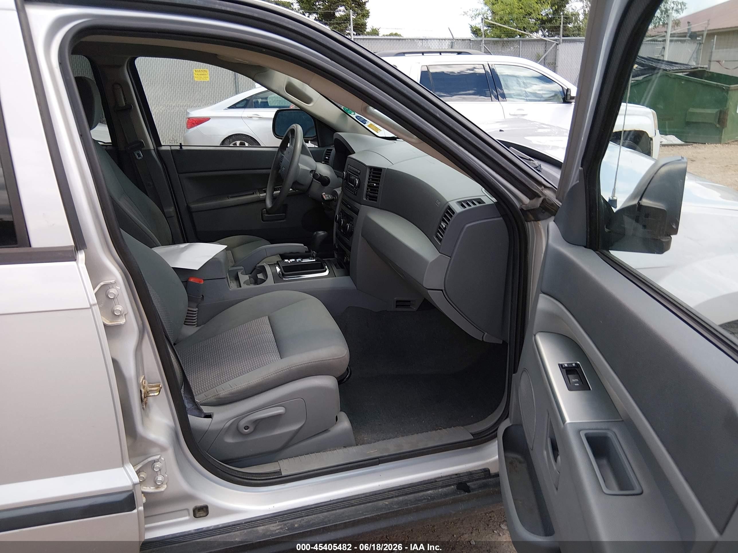 2007 Jeep Grand Cherokee Laredo Silver vin: 1J8GR48K47C585586