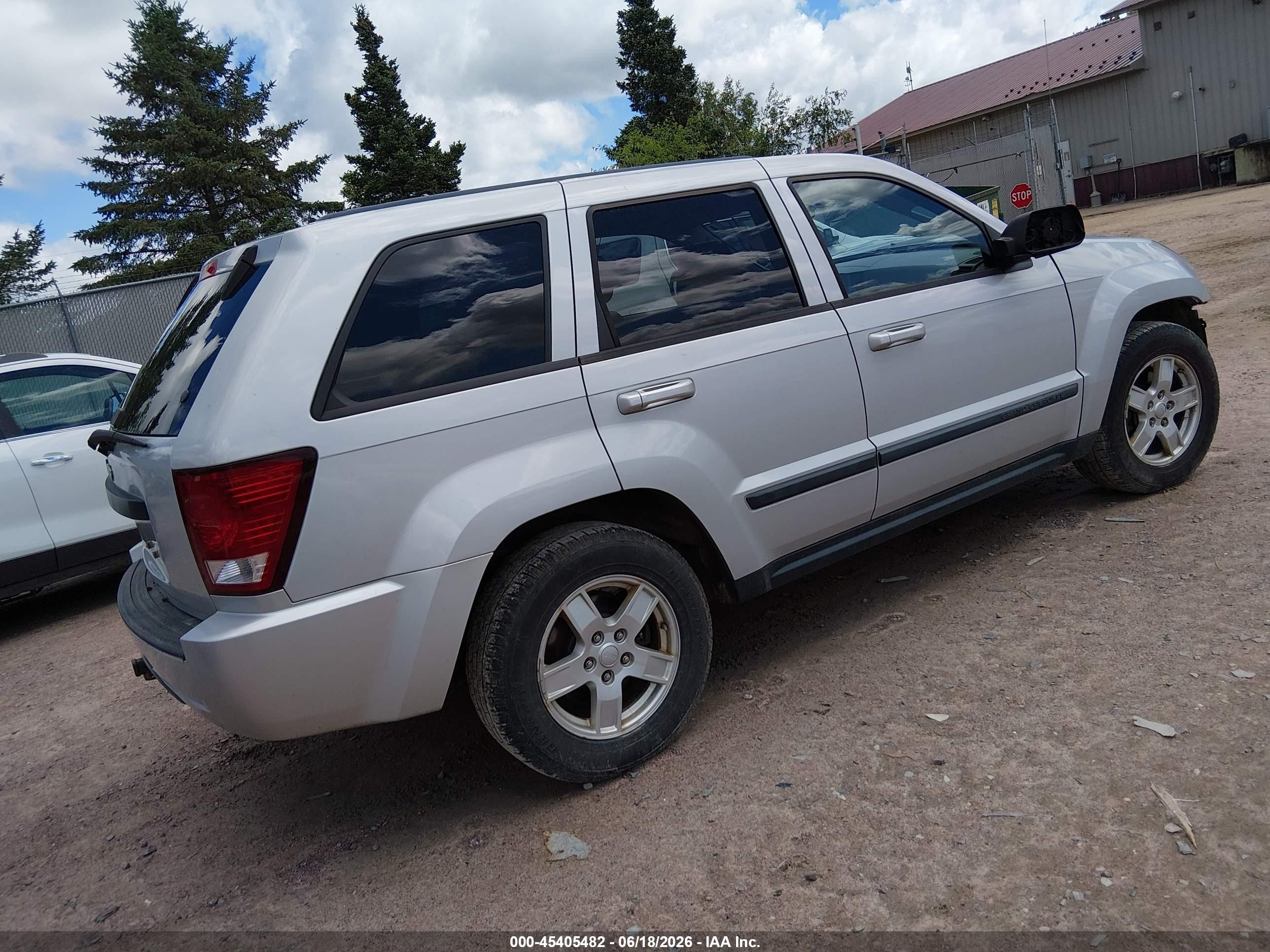 2007 Jeep Grand Cherokee Laredo Silver vin: 1J8GR48K47C585586