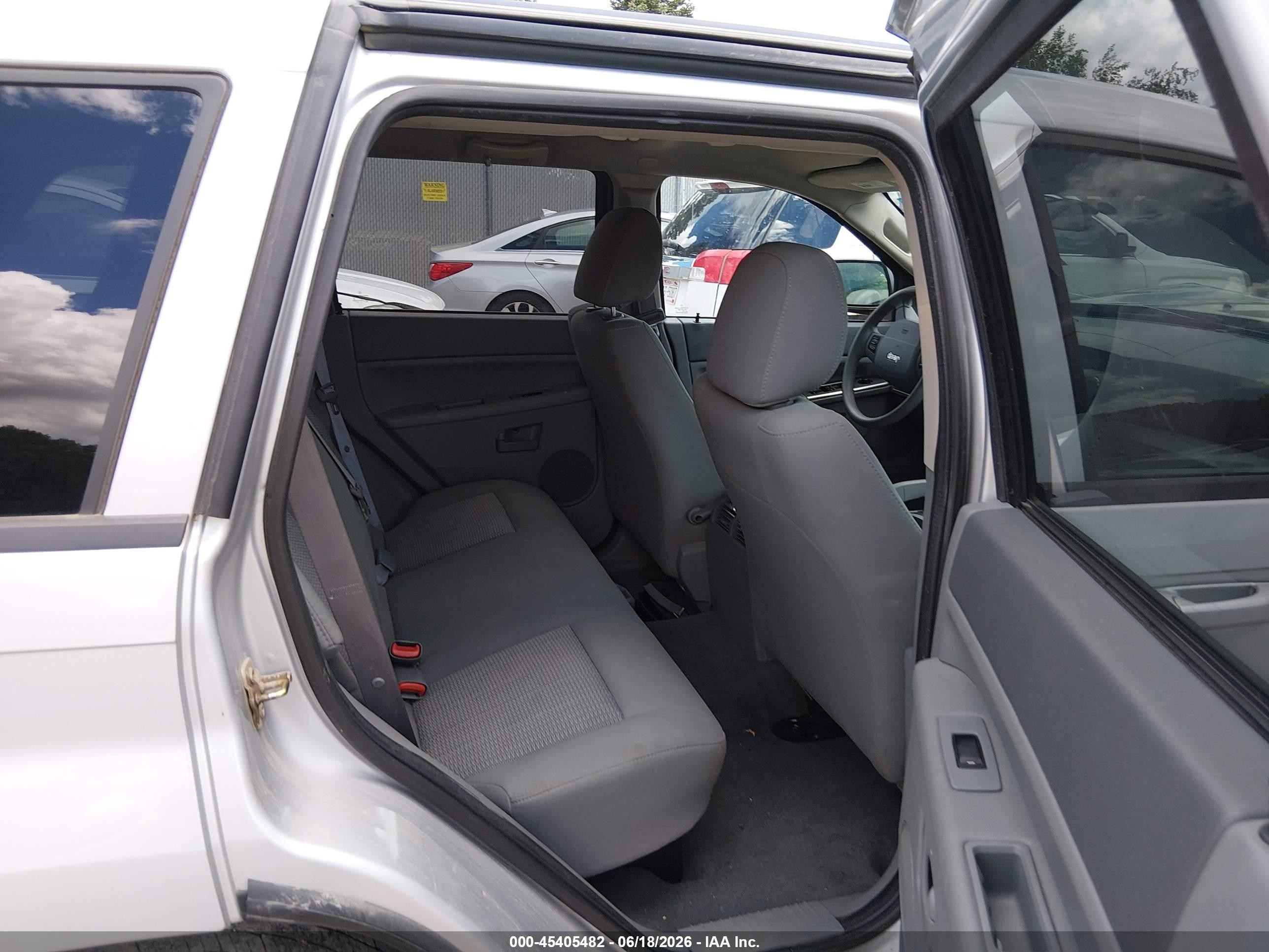 2007 Jeep Grand Cherokee Laredo Silver vin: 1J8GR48K47C585586
