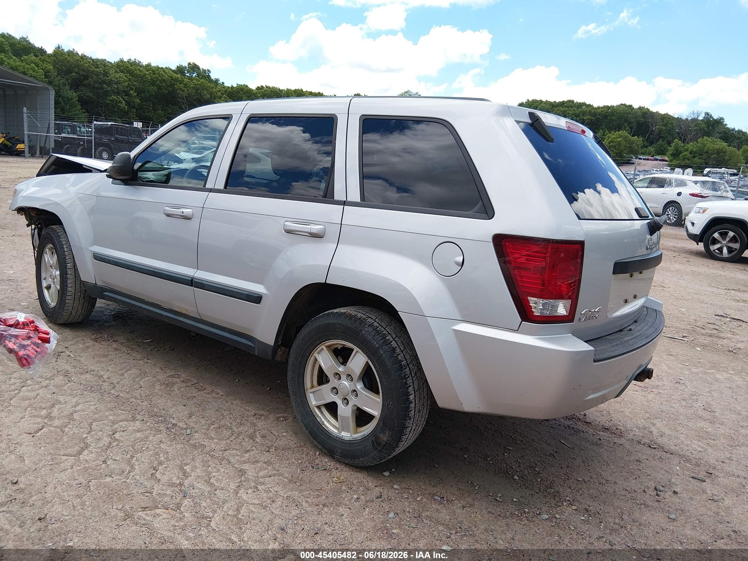 2007 Jeep Grand Cherokee Laredo Silver vin: 1J8GR48K47C585586