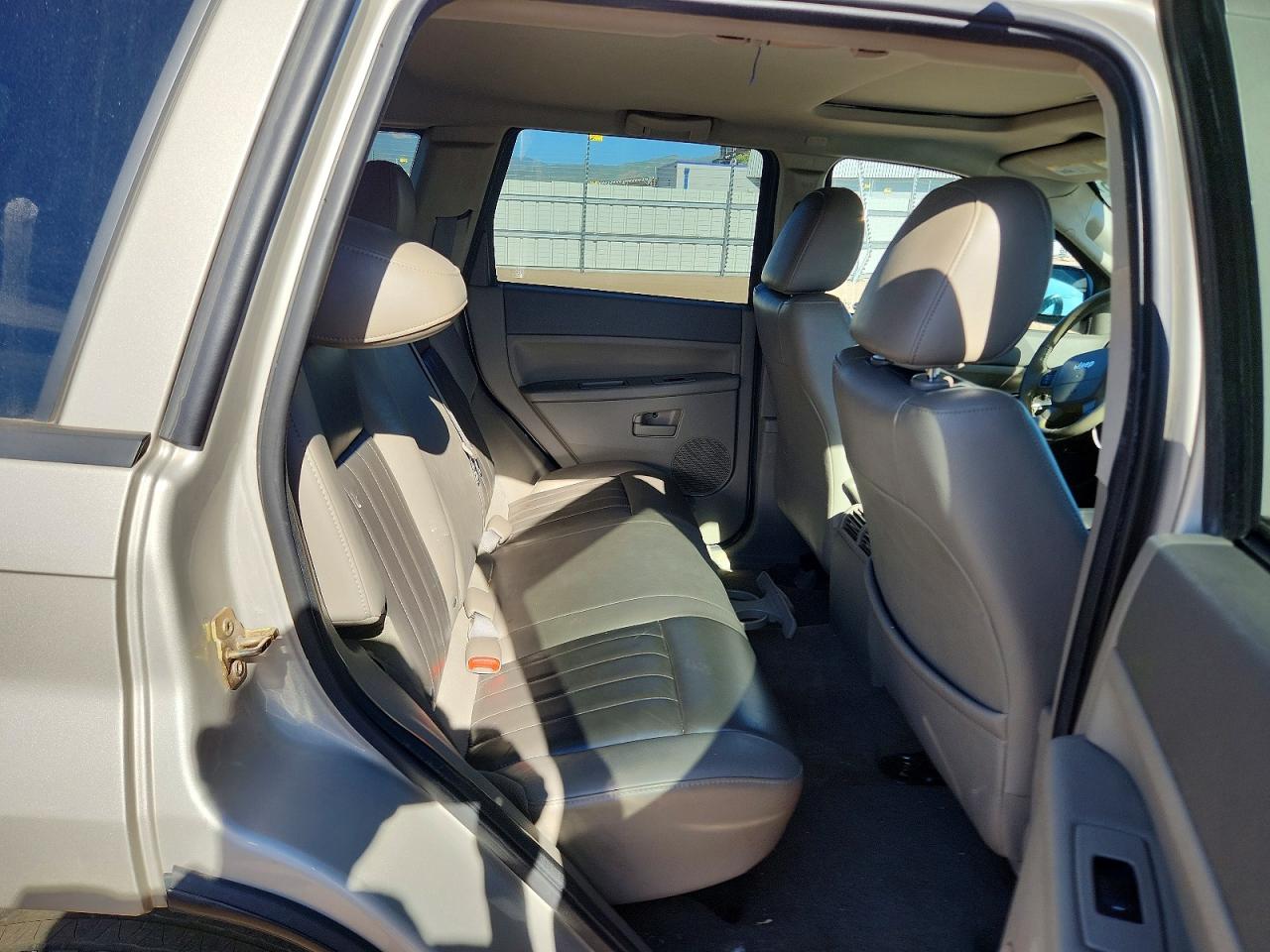 2007 Jeep Grand Cherokee Laredo Бежевый vin: 1J8GR48K47C607232