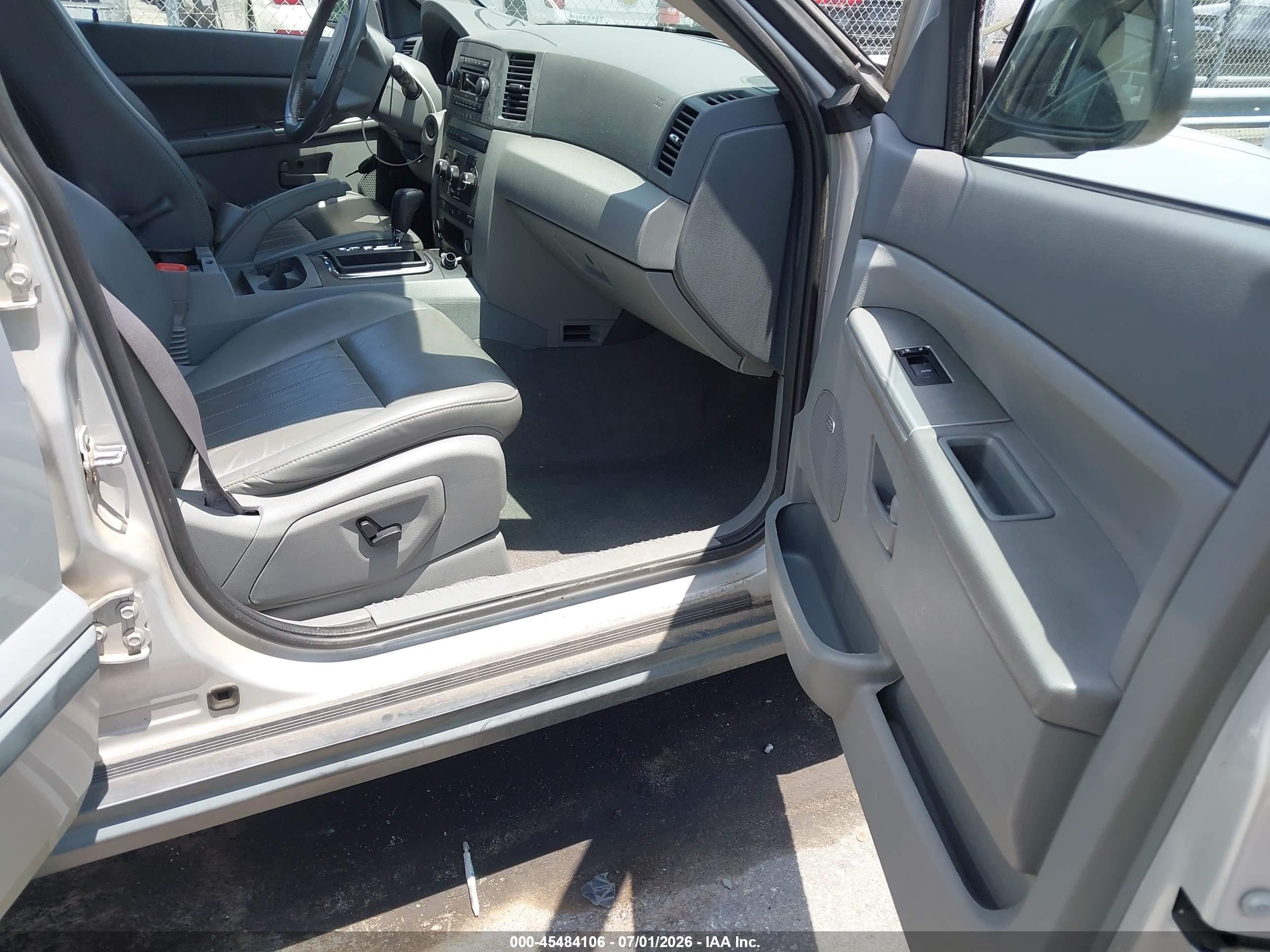 2007 Jeep Grand Cherokee Laredo Silver vin: 1J8GR48K47C664563