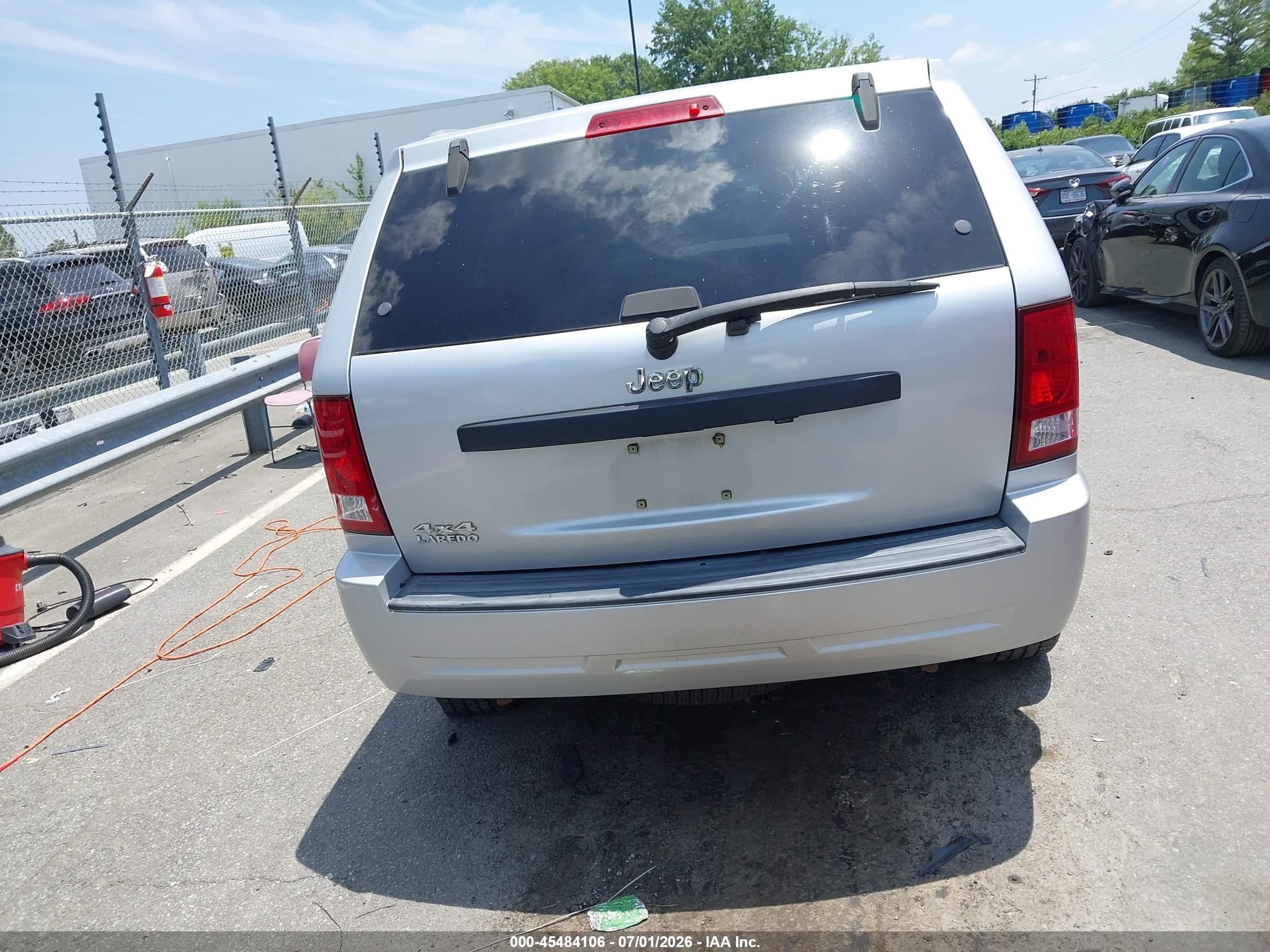 2007 Jeep Grand Cherokee Laredo Silver vin: 1J8GR48K47C664563
