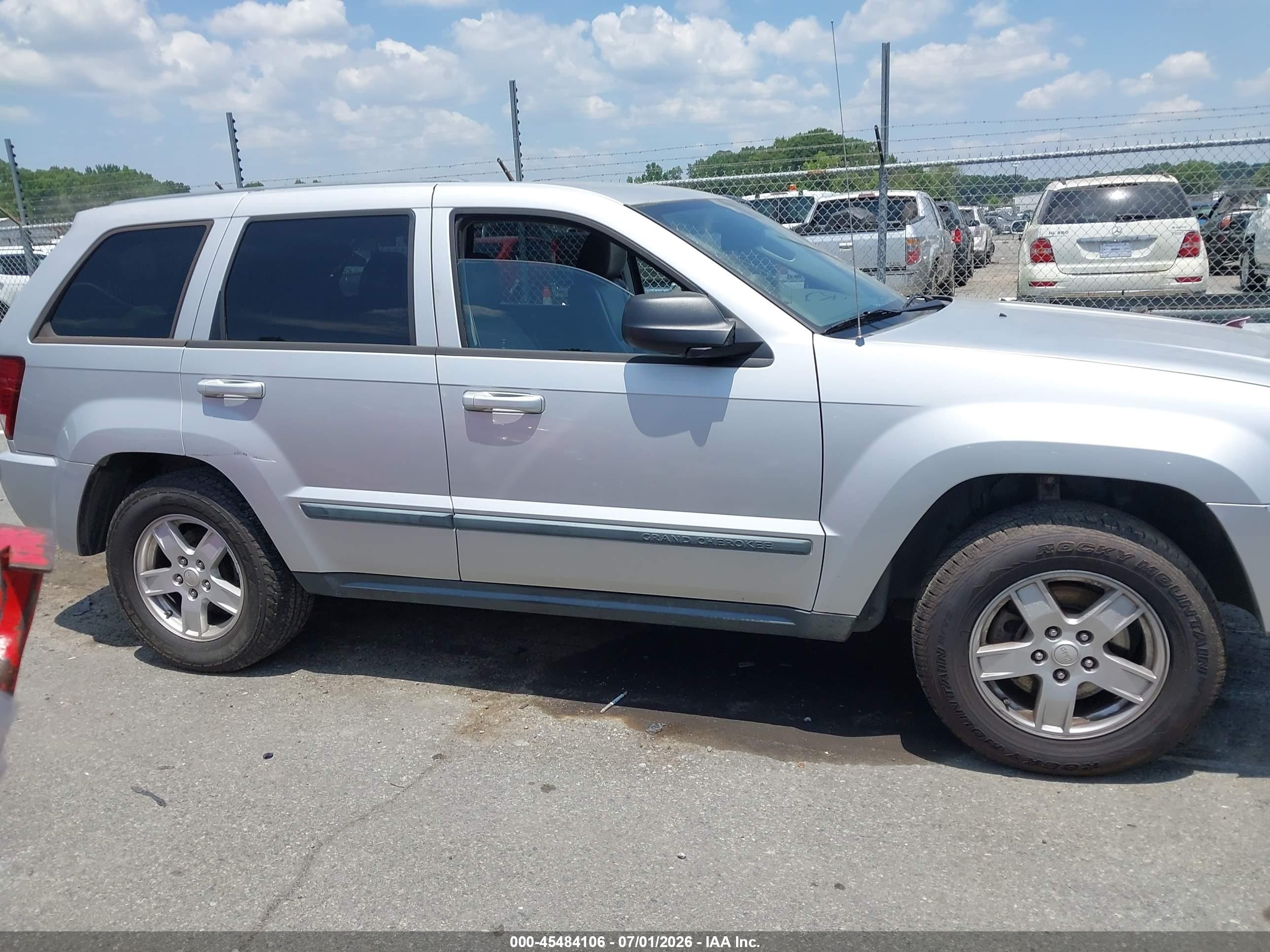 2007 Jeep Grand Cherokee Laredo Silver vin: 1J8GR48K47C664563