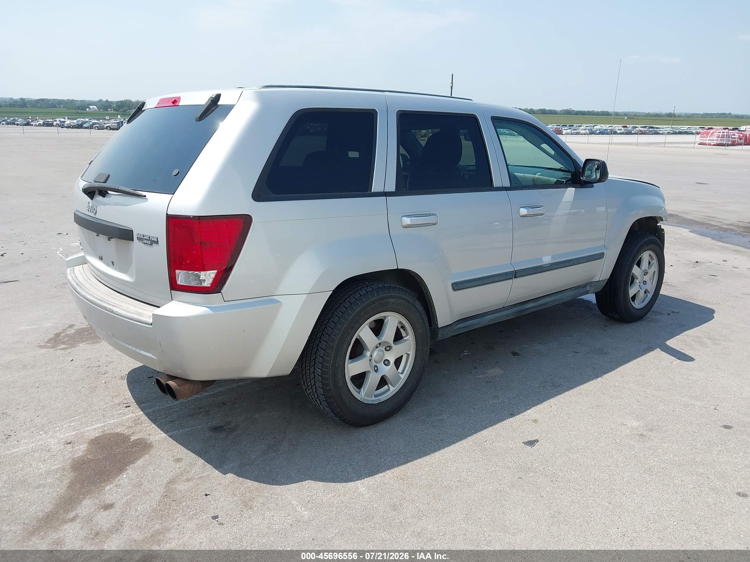 2008 Jeep Grand Cherokee Laredo Серебряный vin: 1J8GR48K48C190017
