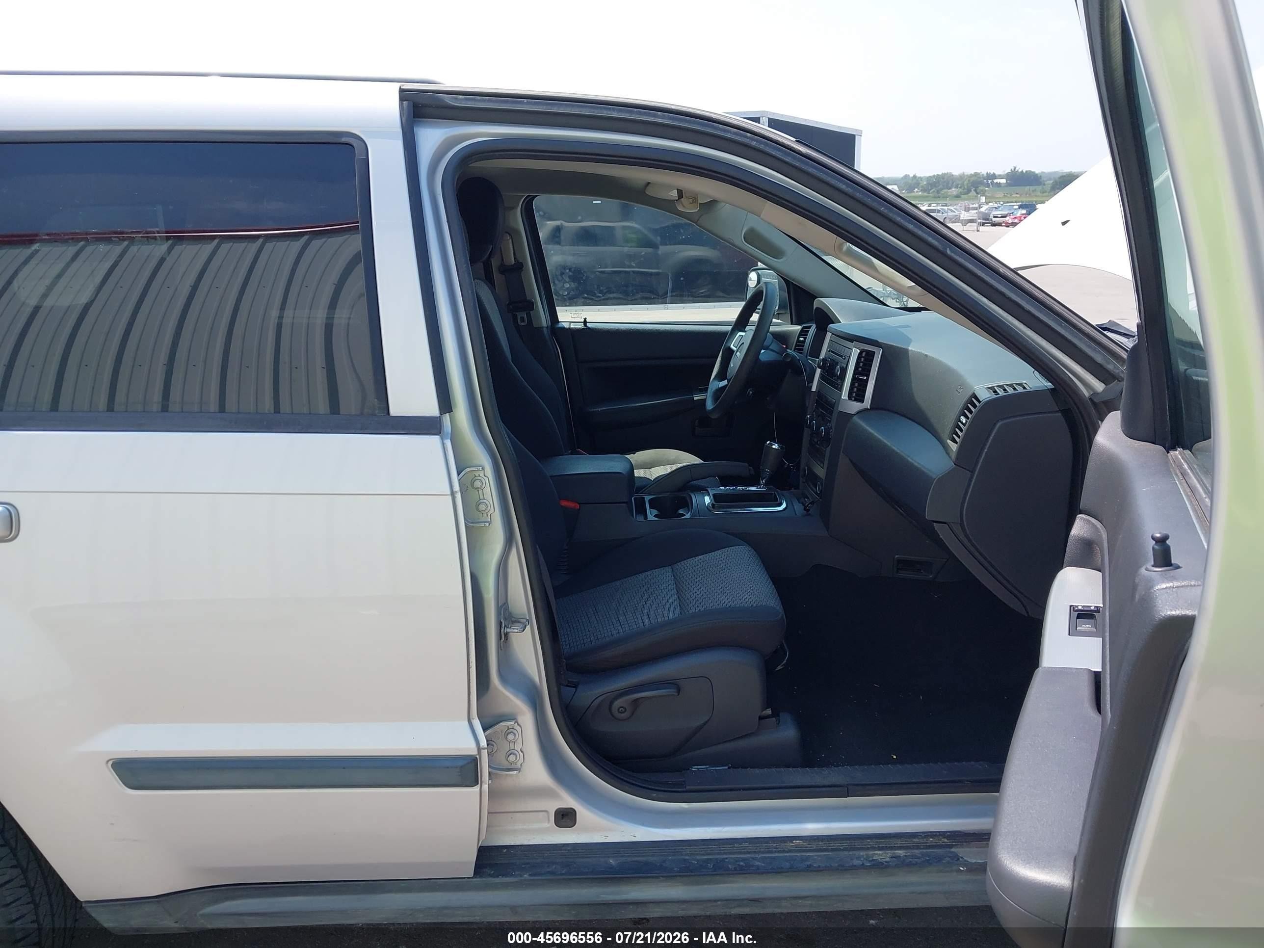 2008 Jeep Grand Cherokee Laredo Серебряный vin: 1J8GR48K48C190017
