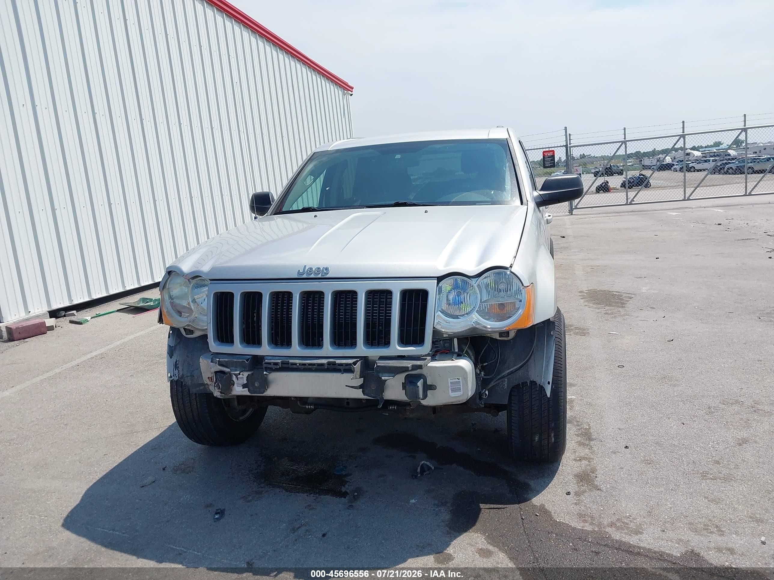 2008 Jeep Grand Cherokee Laredo Серебряный vin: 1J8GR48K48C190017