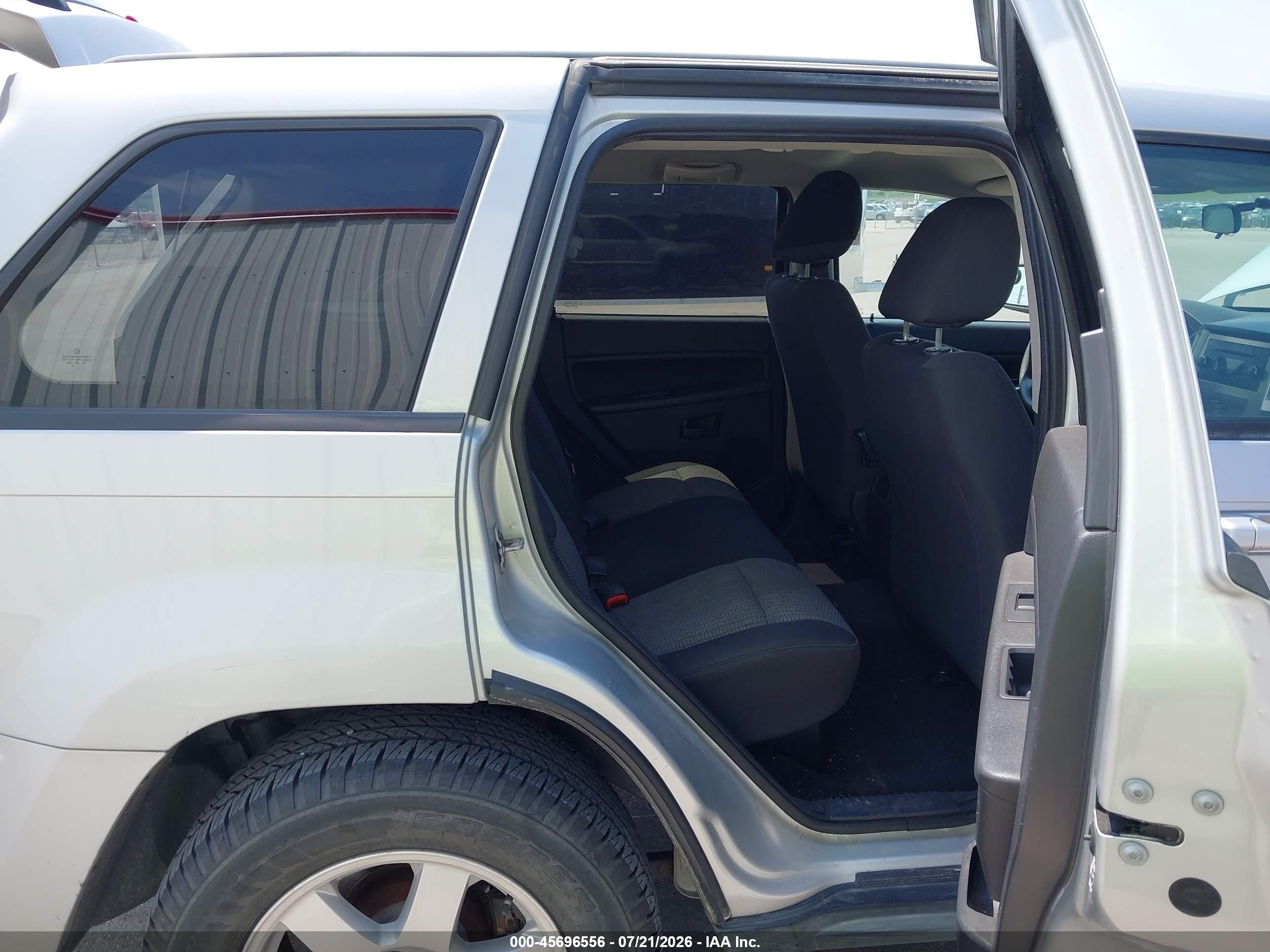 2008 Jeep Grand Cherokee Laredo Серебряный vin: 1J8GR48K48C190017