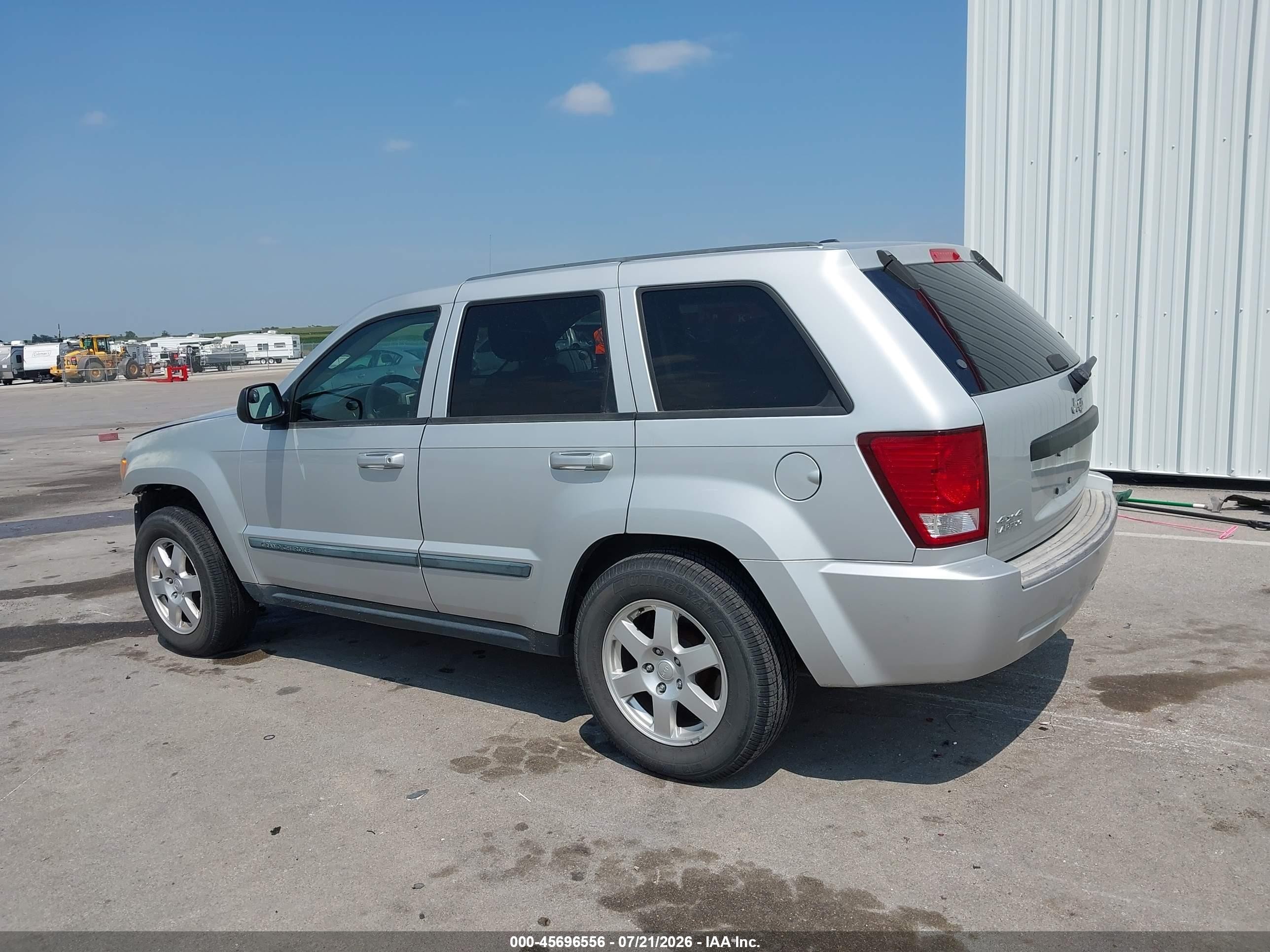 2008 Jeep Grand Cherokee Laredo Серебряный vin: 1J8GR48K48C190017
