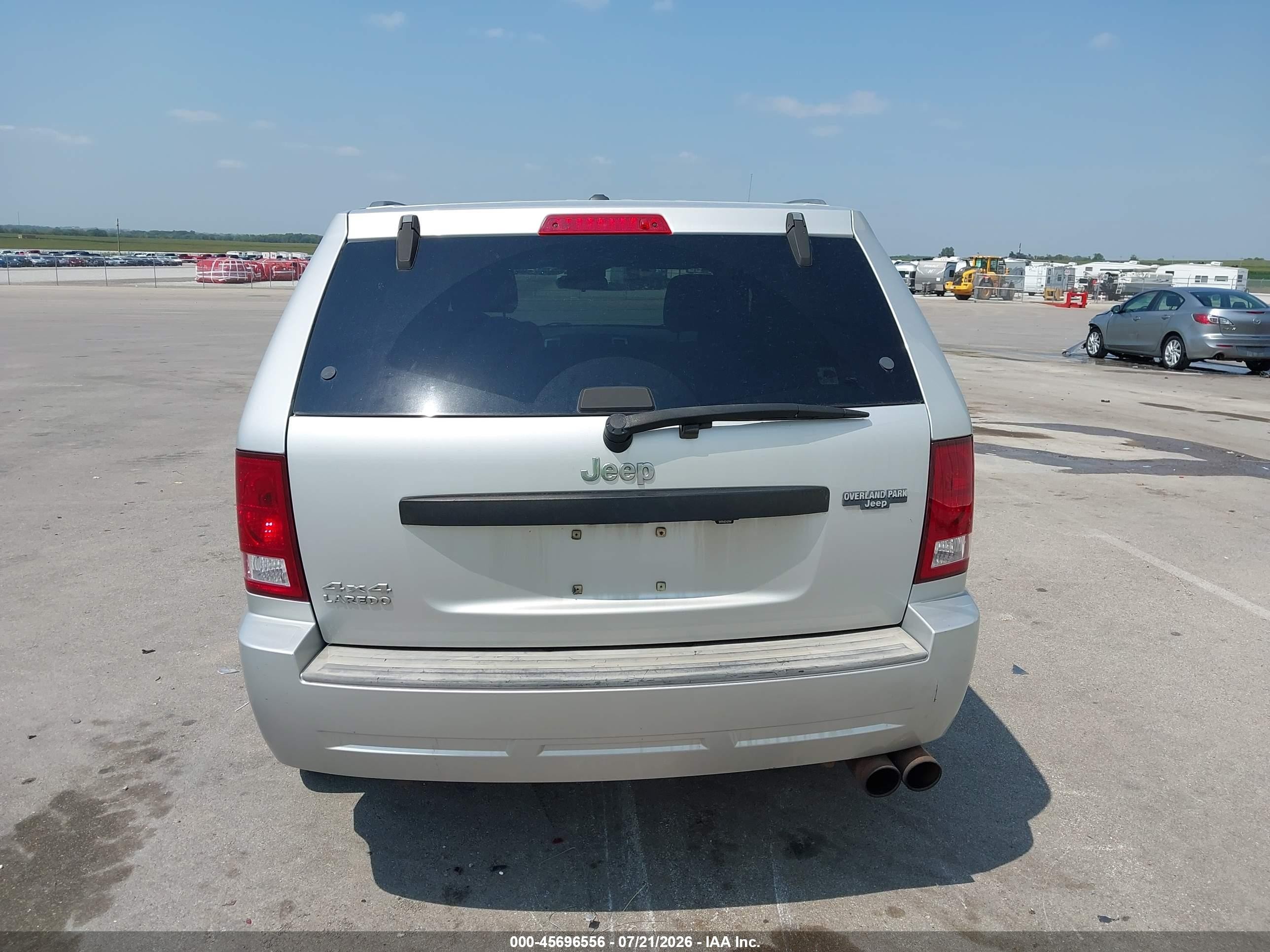 2008 Jeep Grand Cherokee Laredo Серебряный vin: 1J8GR48K48C190017