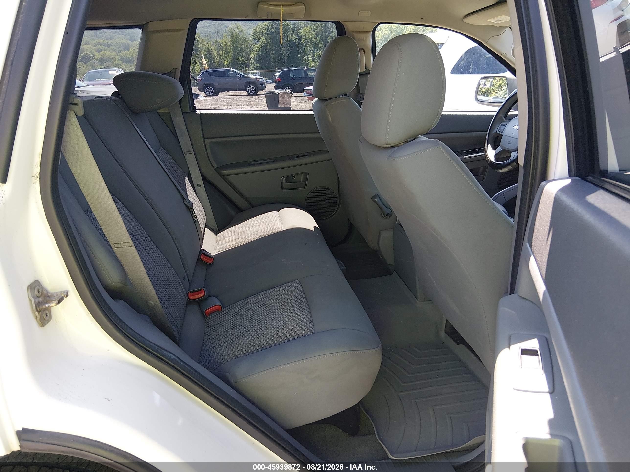 2007 Jeep Grand Cherokee Laredo/columbia/freedom Белый vin: 1J8GR48K57C615498