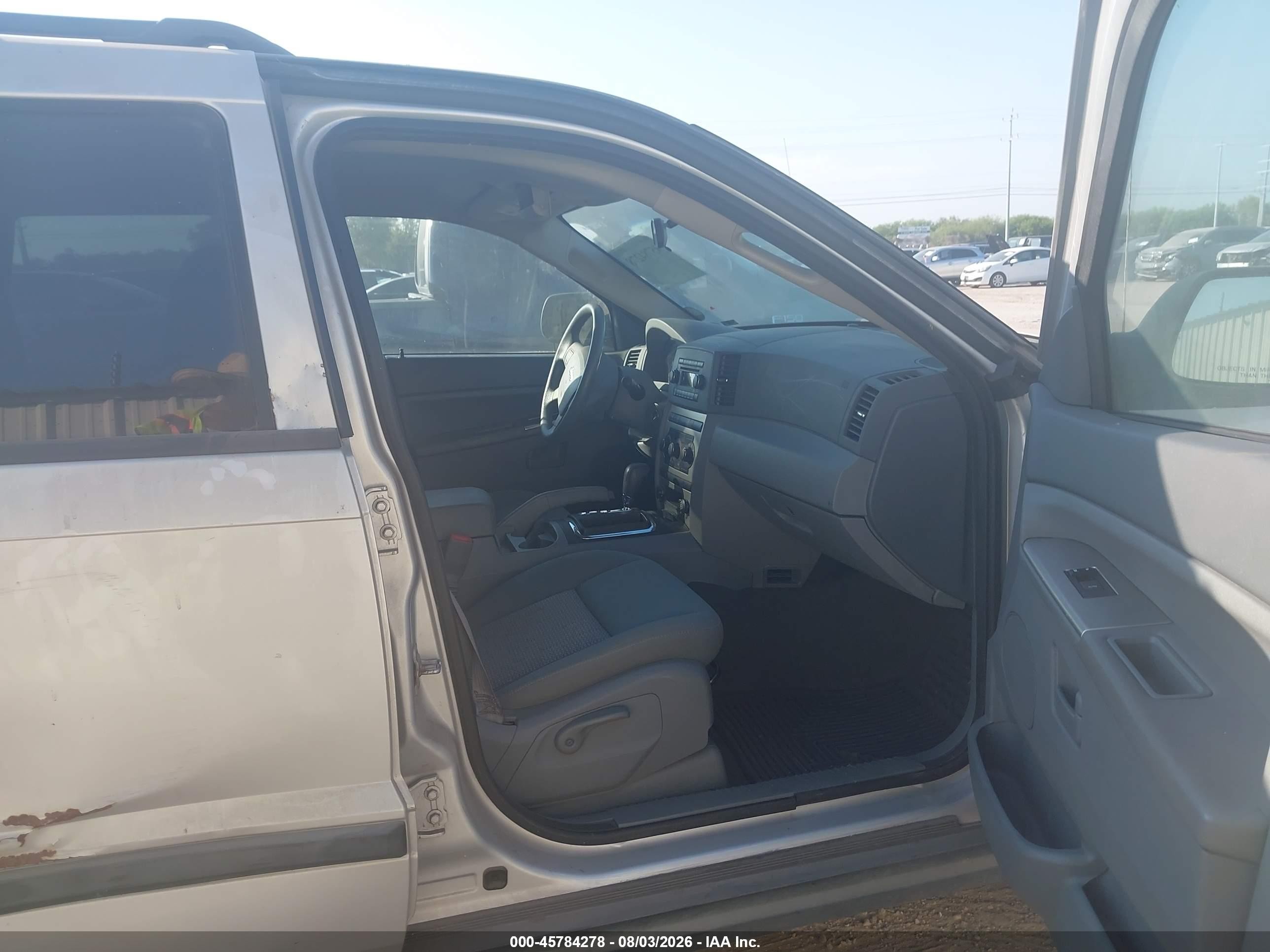 2007 Jeep Grand Cherokee Laredo Silver vin: 1J8GR48K57C688404