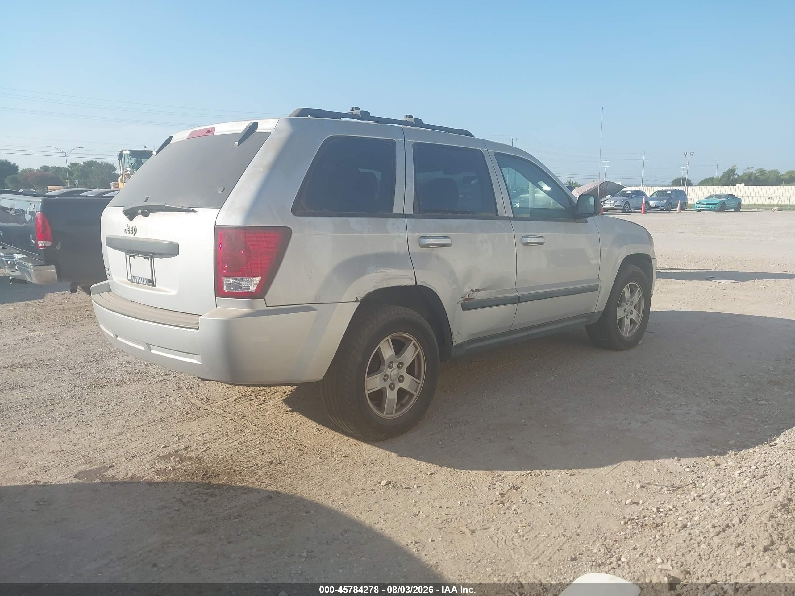 2007 Jeep Grand Cherokee Laredo Silver vin: 1J8GR48K57C688404