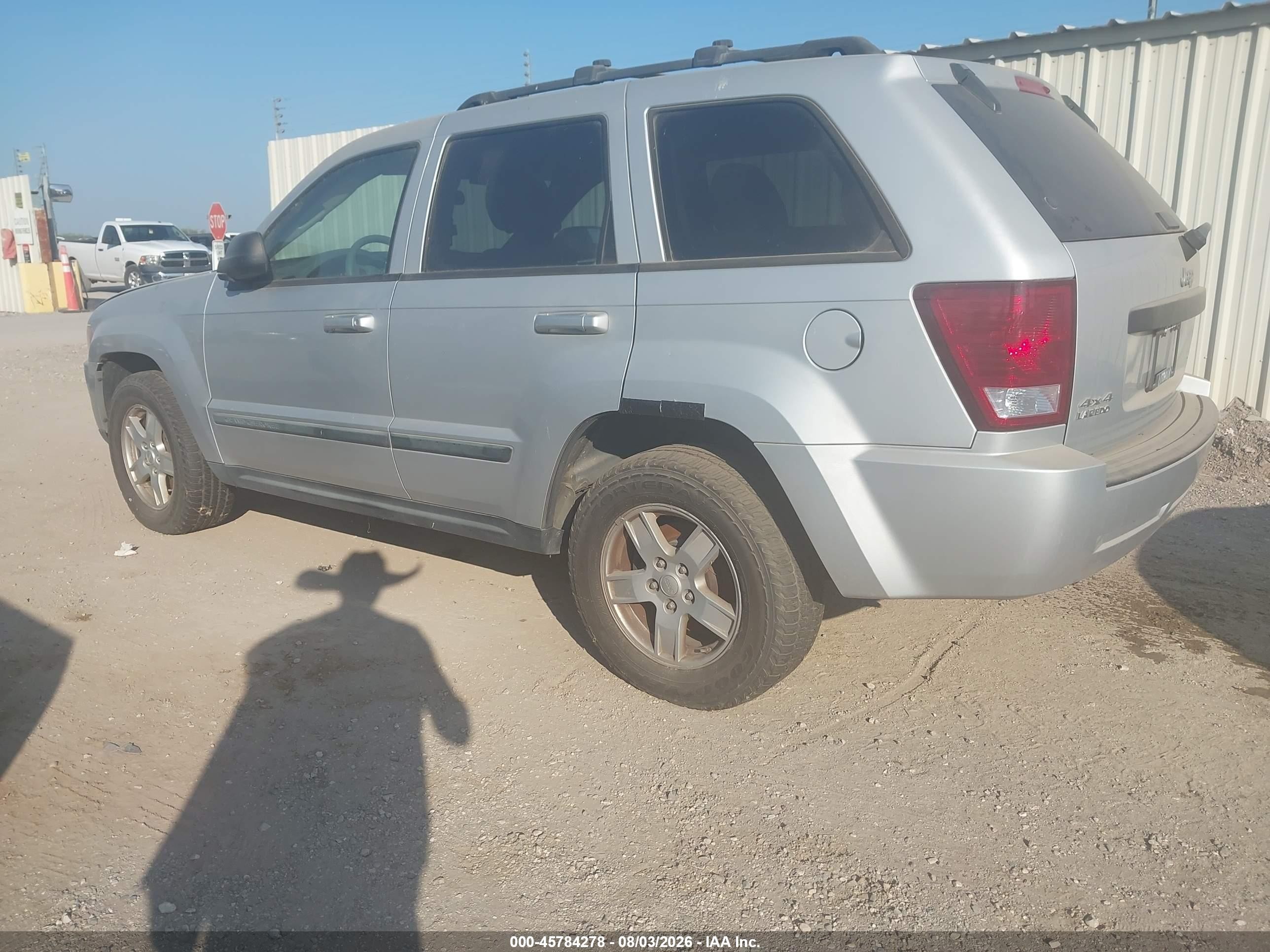 2007 Jeep Grand Cherokee Laredo Silver vin: 1J8GR48K57C688404