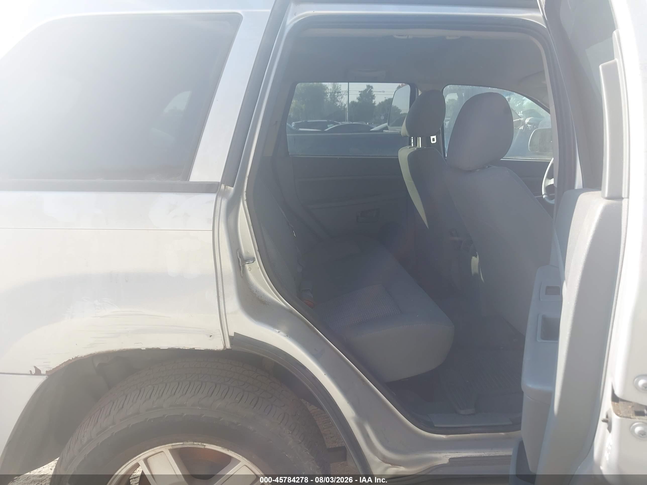 2007 Jeep Grand Cherokee Laredo Silver vin: 1J8GR48K57C688404