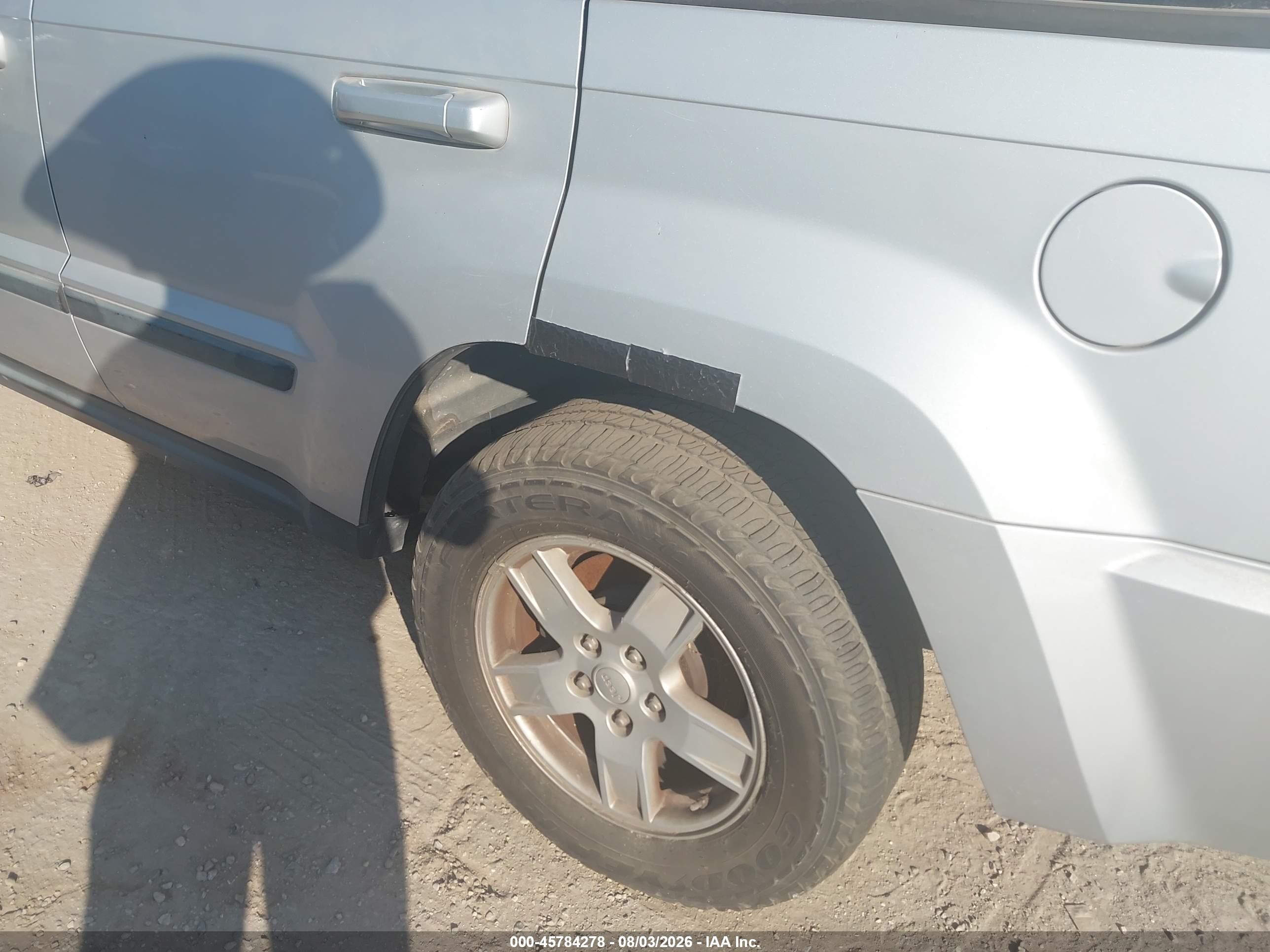 2007 Jeep Grand Cherokee Laredo Silver vin: 1J8GR48K57C688404