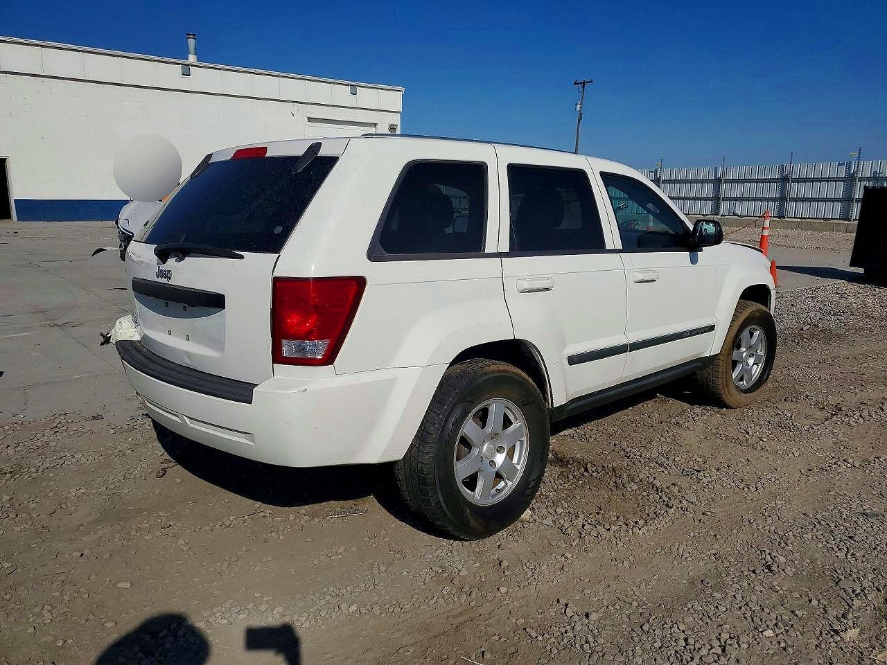 2008 Jeep Grand Cherokee Laredo Белый vin: 1J8GR48K58C237121